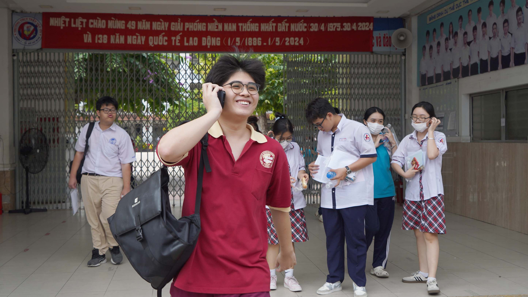 Sự vui mừng của thí sinh nam sau khi kết thúc môn Ngữ văn.