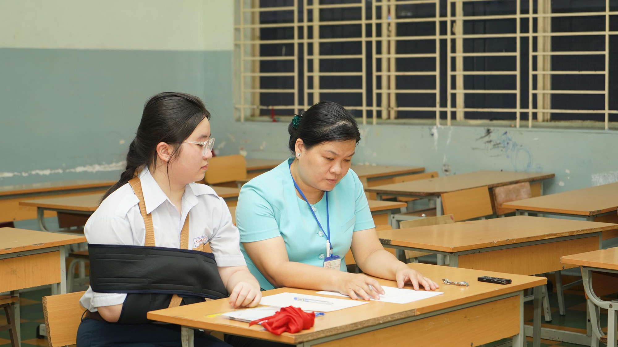 Tại điểm thi Trường trung học cơ sở Colette, phường 6, quận 3, Thành phố Hồ Chí Minh có một thí sinh bị gãy tay phải được bố trí phòng thi riêng, có camera quan sát và cán bộ coi thi hỗ trợ thí sinh. Cán bộ coi thi được phân công hỗ trợ thí sinh là giáo viên dạy môn không cùng môn thi của thí sinh đang công tác tại trường khác quận thí sinh đang theo học, có cán bộ y tế theo dõi.