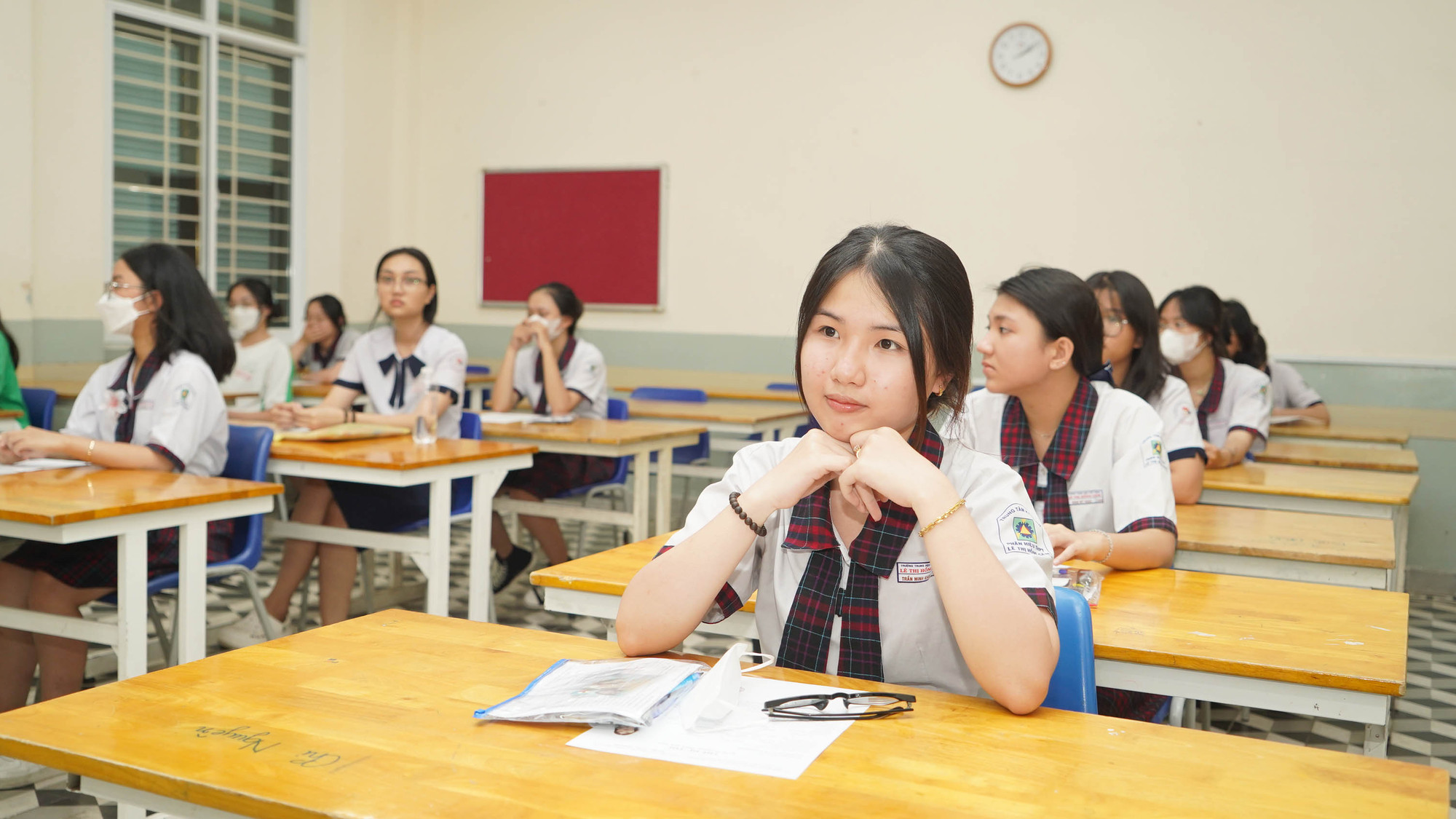 Để cổ vũ các thí sinh, Giám đốc Sở Giáo dục và Đào tạo Thành phố Hồ Chí Minh đã có những lời động viên và dặn dò các thí sinh trước khi bước vào phòng thi. Để cổ vũ các thí sinh, Giám đốc Sở Giáo dục và Đào tạo Thành phố Hồ Chí Minh đã có những lời động viên và dặn dò các thí sinh trước khi bước vào phòng thi.