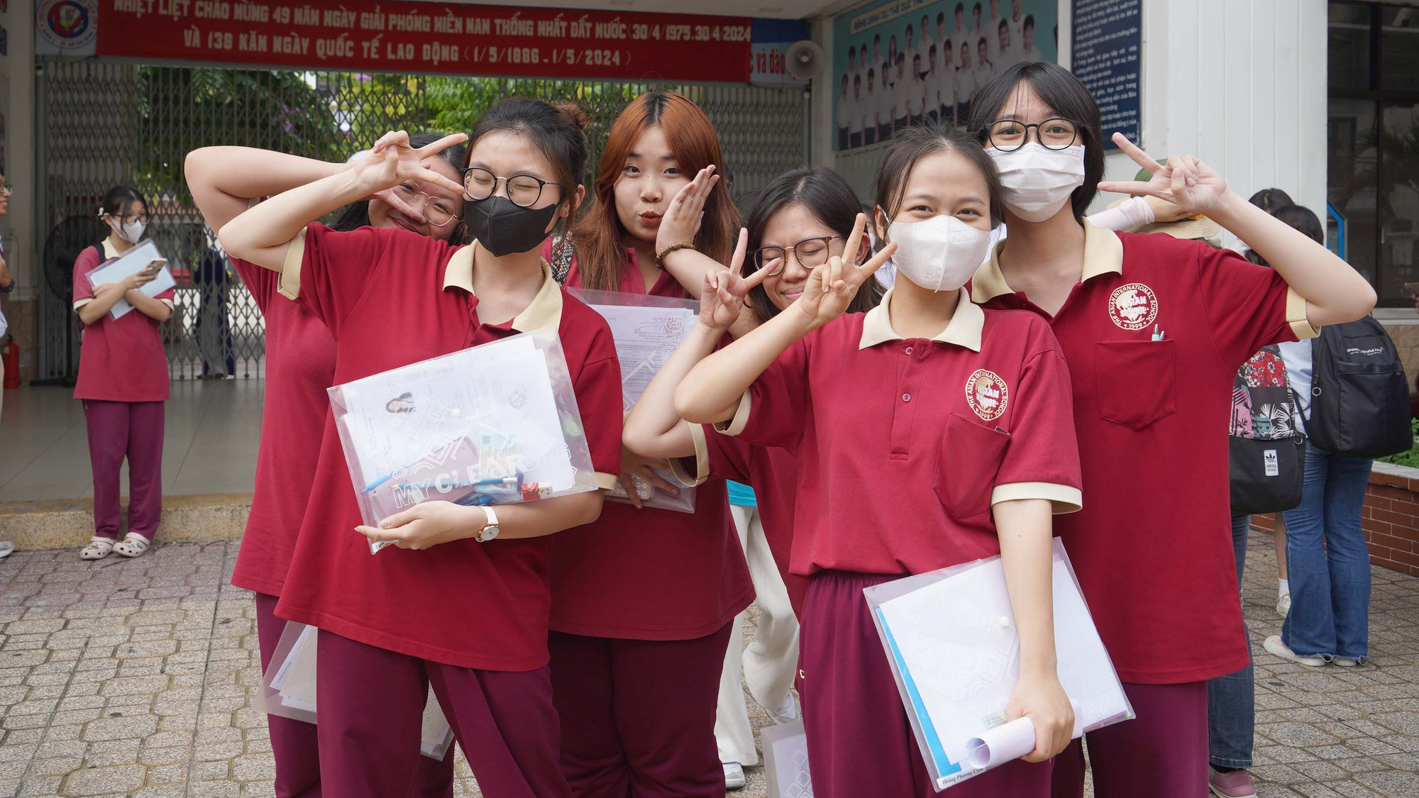 Nhiều thí sinh tại điểm thi THCS Trần Văn Ơn, quận 1, Thành phố Hồ Chí Minh cũng nói đề thi Ngữ văn dễ. Nhiều em ra khỏi phòng thi với nụ cười rạng rỡ.