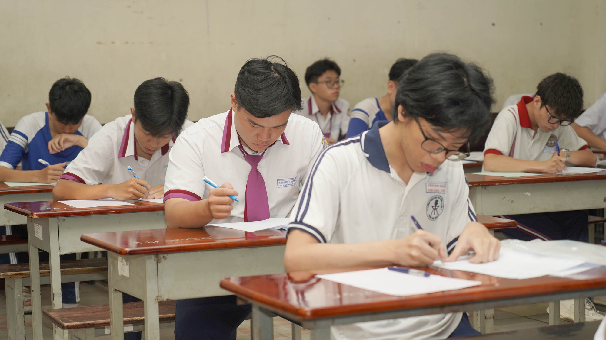 Thành phố Hồ Chí Minh có khoảng 90 nghìn thí sinh dự thi, trong số này có hơn 5.780 thí sinh tự do. Thành phố tổ chức 162 điểm thi, trong đó 87 điểm thi có thí sinh tự do, huy động khoảng 11.790 cán bộ coi thi, gần 3.300 cán bộ, nhân viên làm công tác thi, phục vụ điểm thi.