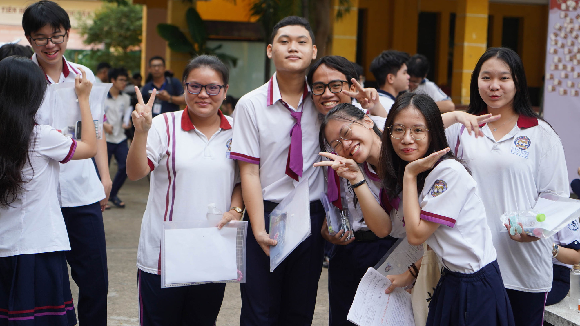 Kết thúc môn thi Ngữ văn, các thí sinh tỏ ra khá thoải mái và tự tin. Theo chia sẻ của các em, đề ngữ văn nhiều thí sinh khoe "trúng tủ" và làm được bài.