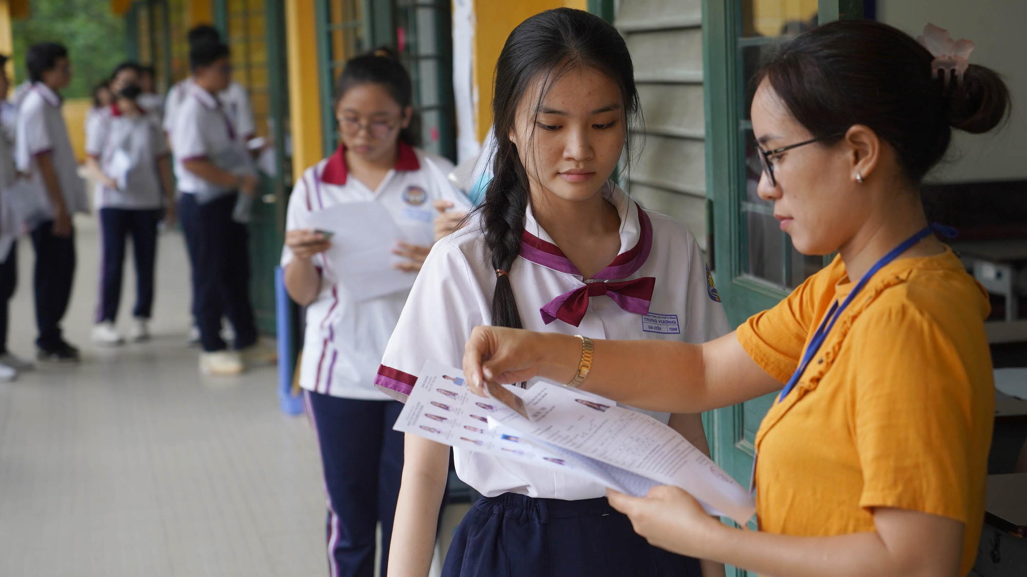 Hôm nay (27/6), thí sinh cả nước đã bước vào ngày thi tốt nghiệp đầu tiên Kỳ thi tốt nghiệp trung học phổ thông năm 2024. Trong ảnh, thí sinh làm thủ tục tại điểm Trường trung học phổ thông Trưng Vương, quận 1, TP Hồ Chí Minh.