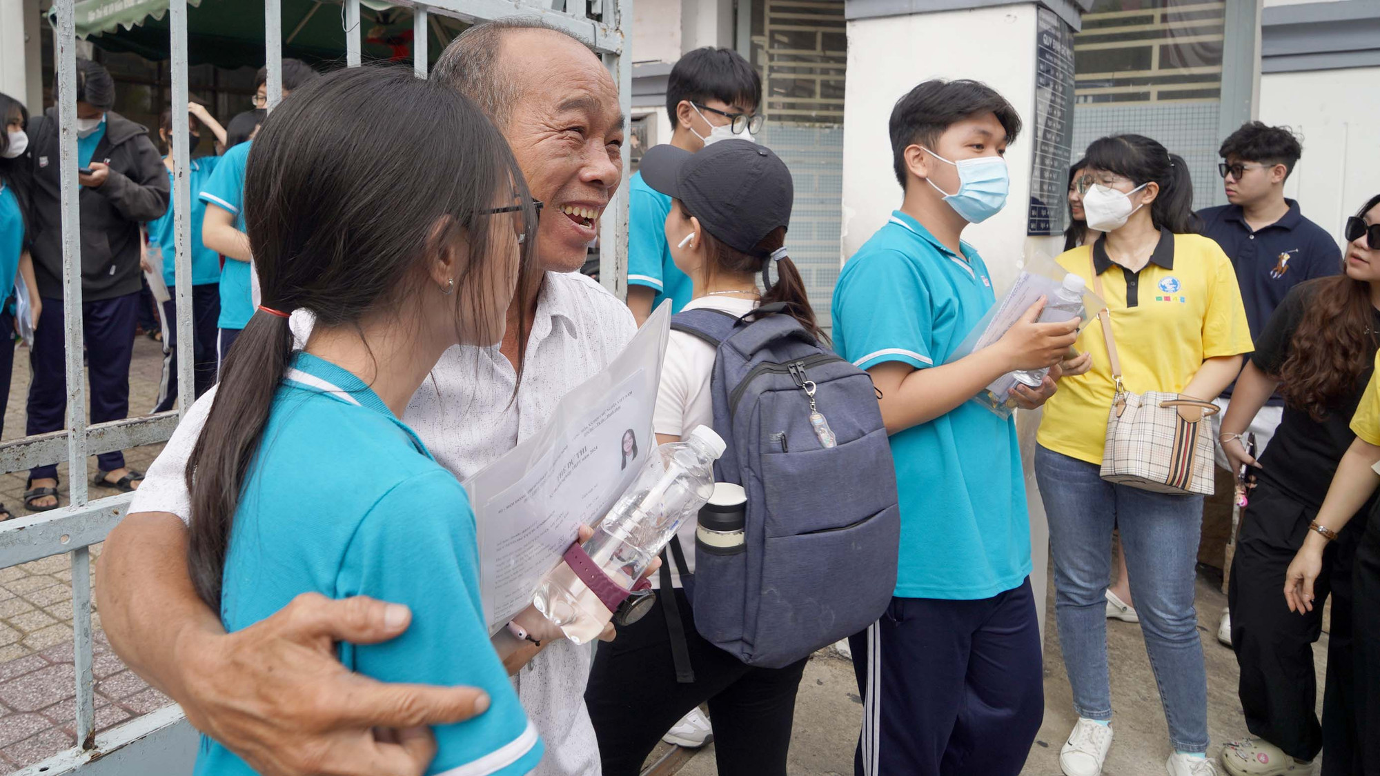 Niềm vui của bố thí sinh sau 120 phút chờ đợi khi môn thi đầu tiên kết thúc.