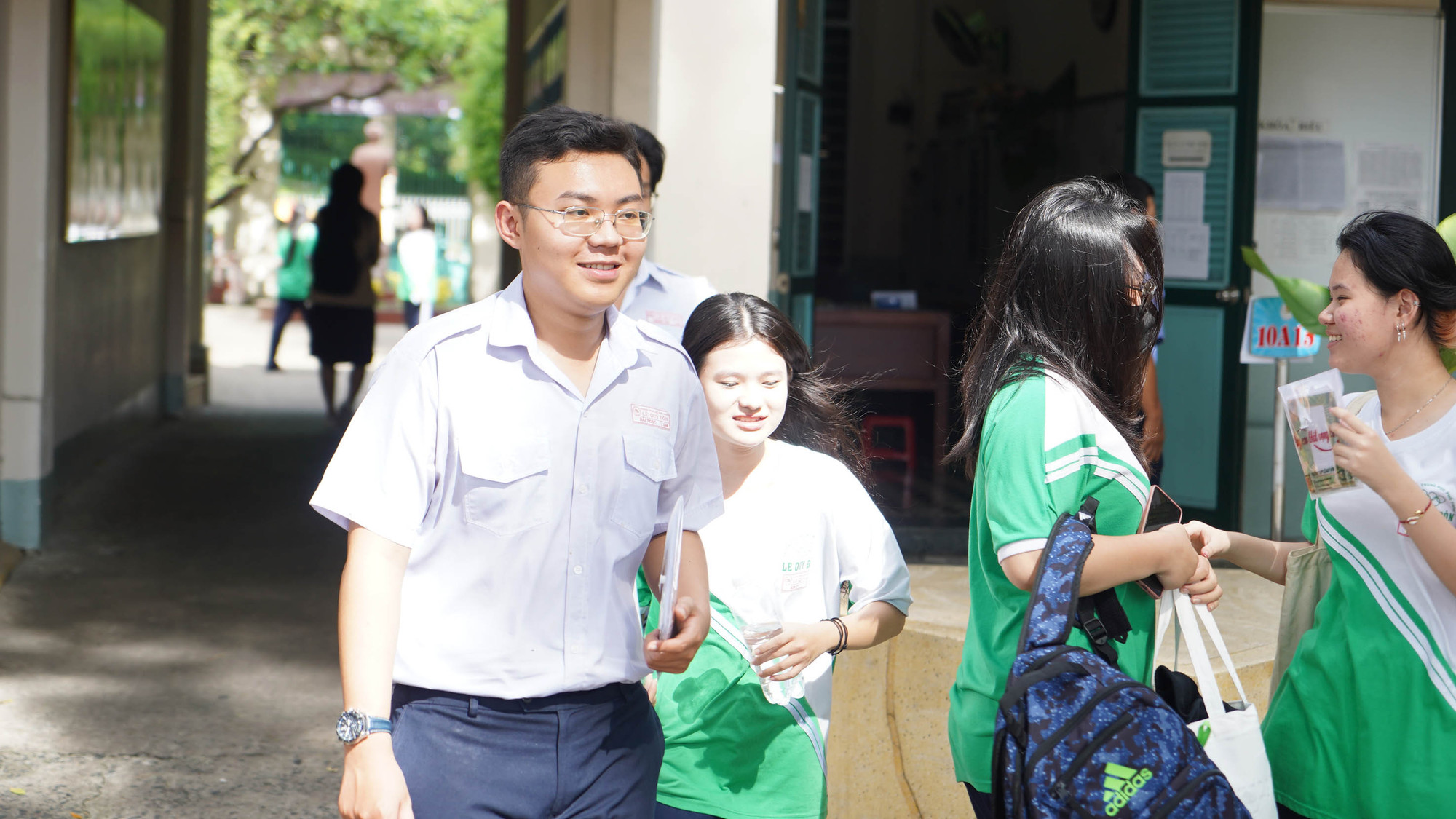 Các thí sinh đến điểm thi Trường trung học phổ thông Lê Quý Đôn, quận 3, làm thủ tục dự thi rất sớm. Các thí sinh đến điểm thi Trường trung học phổ thông Lê Quý Đôn, quận 3, làm thủ tục dự thi rất sớm.