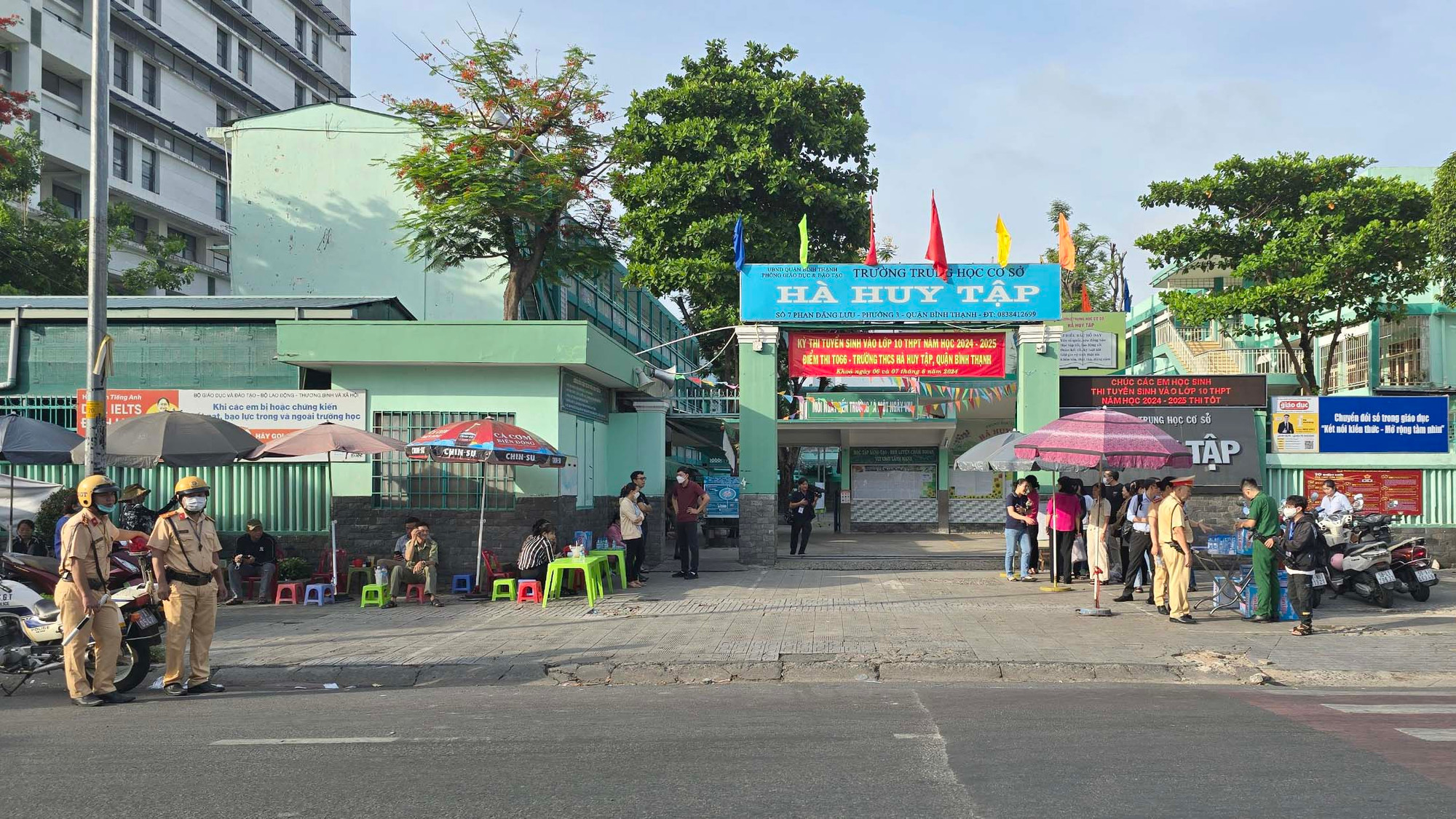Để bảo đảm kỳ thi diễn ra thông suốt, an toàn, nghiêm túc, Thành phố Hồ Chí Minh đã huy động hơn 13.500 cán bộ coi thi và 2.300 nhân viên phục vụ, bảo vệ, công an… làm nhiệm vụ tại các điểm thi.