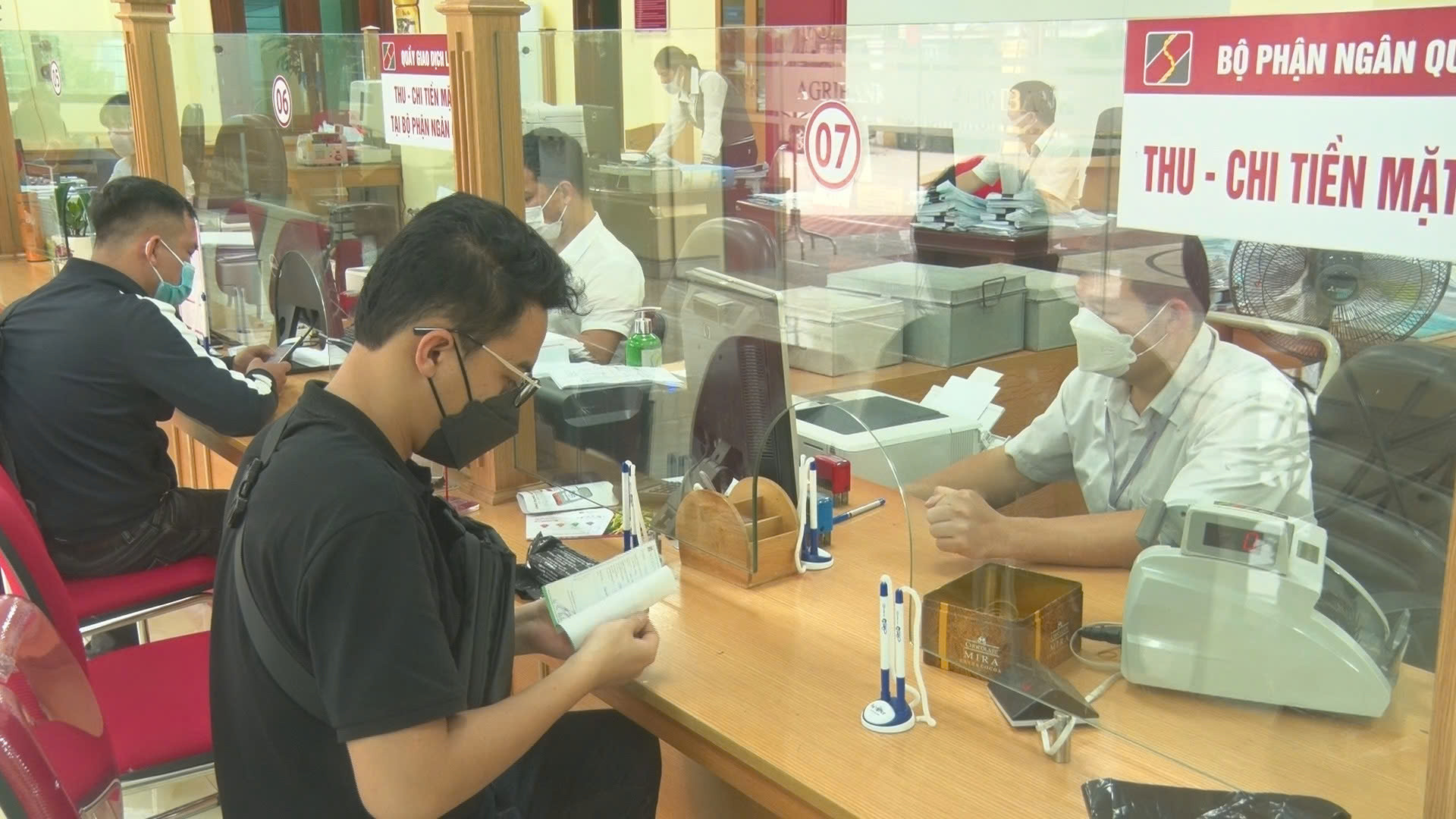 Giải ngân vốn ở Chi nhánh Ngân hàng Nông nghiệp và Phát triển nông thôn Đồng Văn 2.