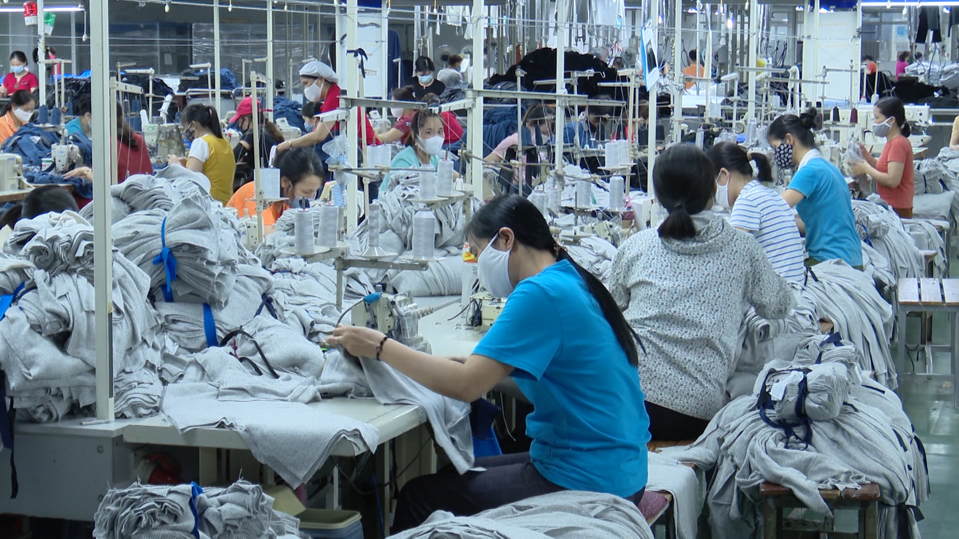 Dây chuyền sản xuất may công nghiệp tại khu công nghiệp Châu Sơn, thành phố Phủ Lý.