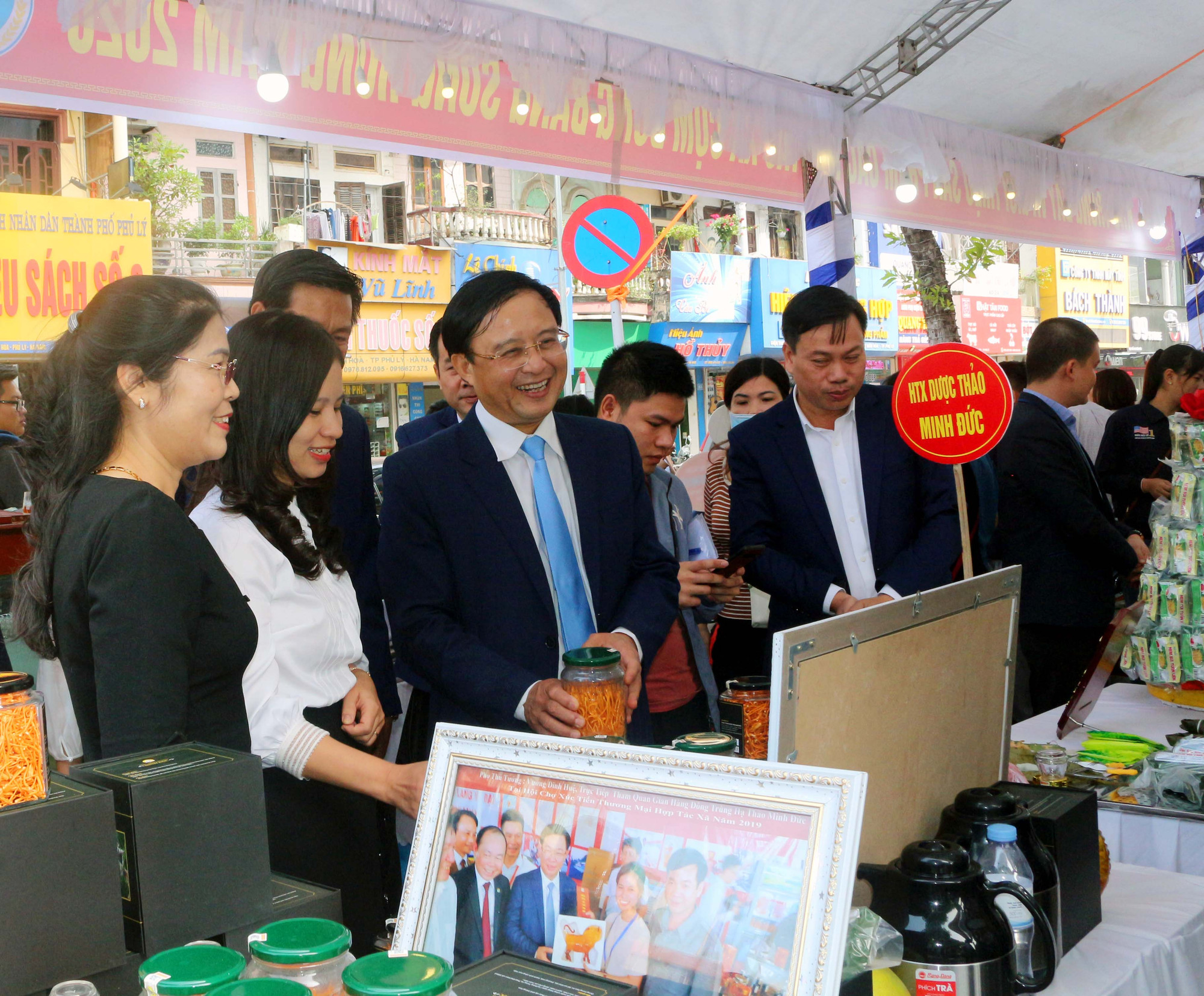 Các đại biểu tham quan gian hàng trưng bày sản phẩm OCOP tại hội chợ thương mại.