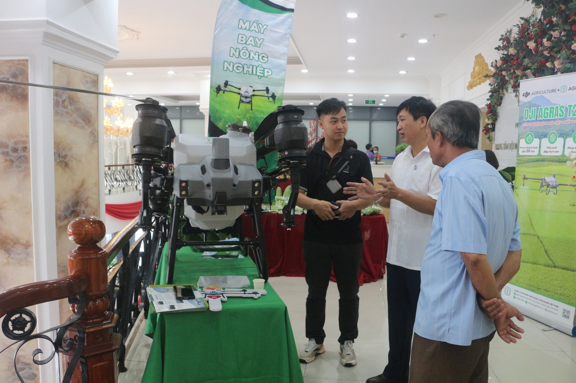 Giới thiệu máy bay phun thuốc bảo vệ thực vật.