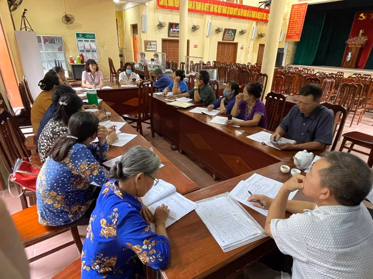 Cán bộ Ngân hàng Chính sách xã hội họp giao ban với hội đoàn thể và Tổ Tiết kiệm và vay vốn, hướng dẫn phổ biến chính sách tín dụng mới.