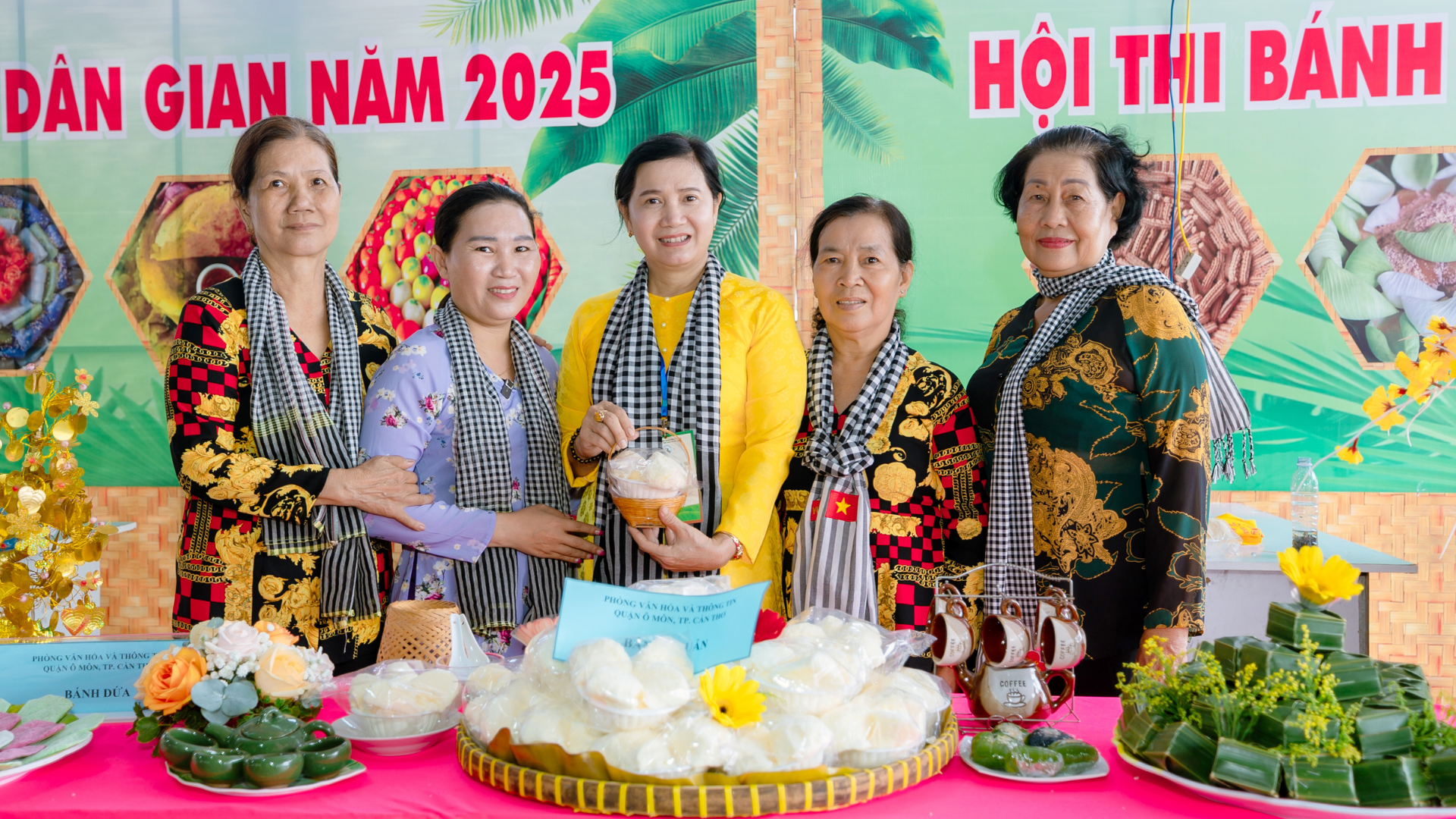 Những nghệ nhân "miệt vườn" tham gia Hội thi bánh dân gian Nam Bộ lần thứ XII năm 2025.