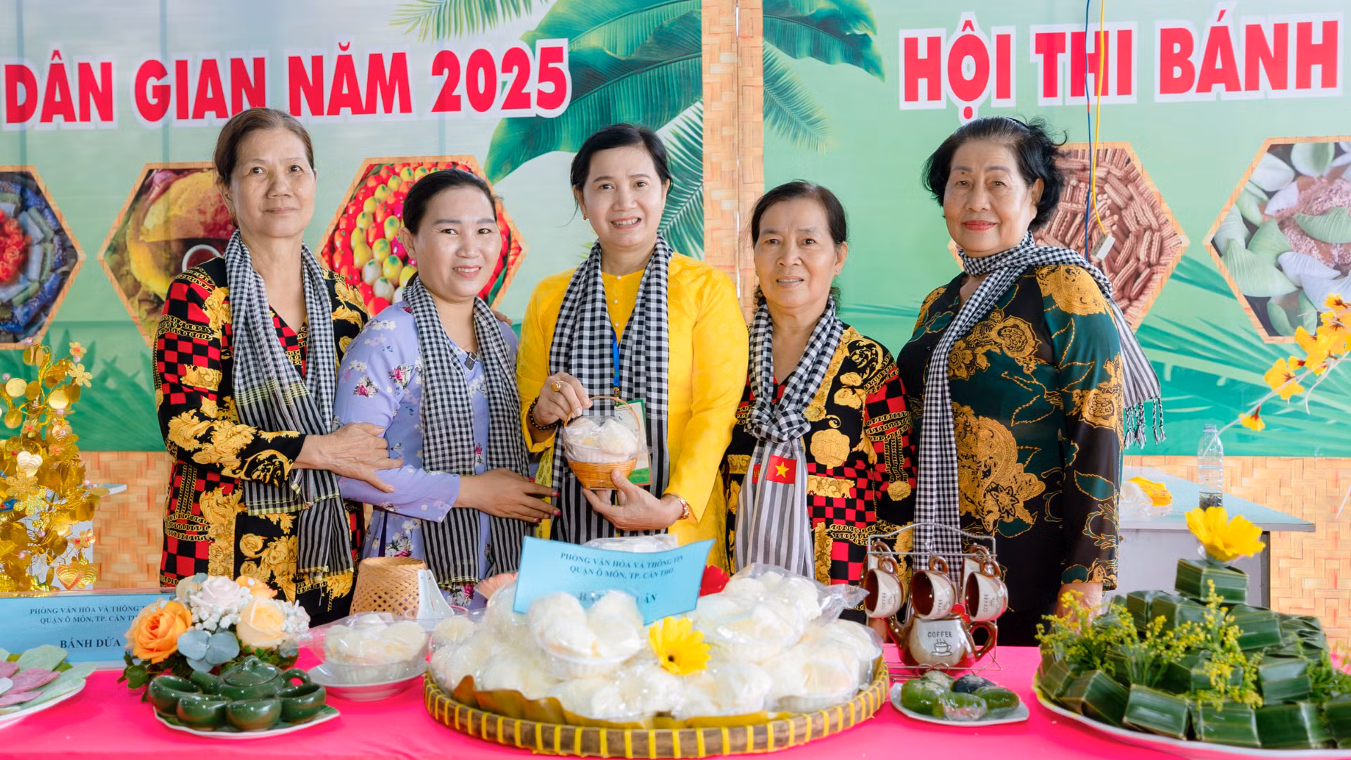 Những nghệ nhân "miệt vườn" tham gia Hội thi bánh dân gian Nam Bộ lần thứ XII năm 2025.