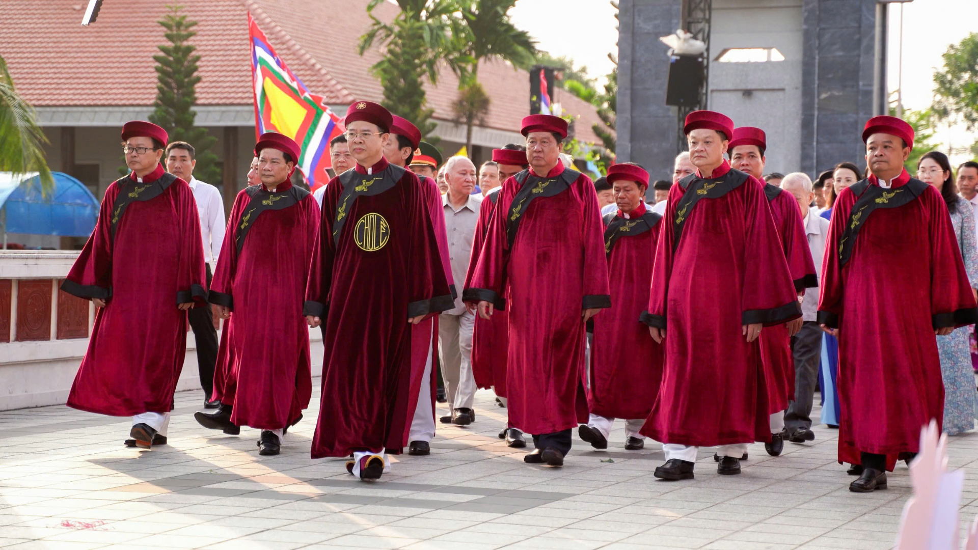 Đoàn lãnh đạo thành phố Cần Thơ tiến vào đền chính thực hiện nghi thức Giỗ Tổ Hùng Vương.