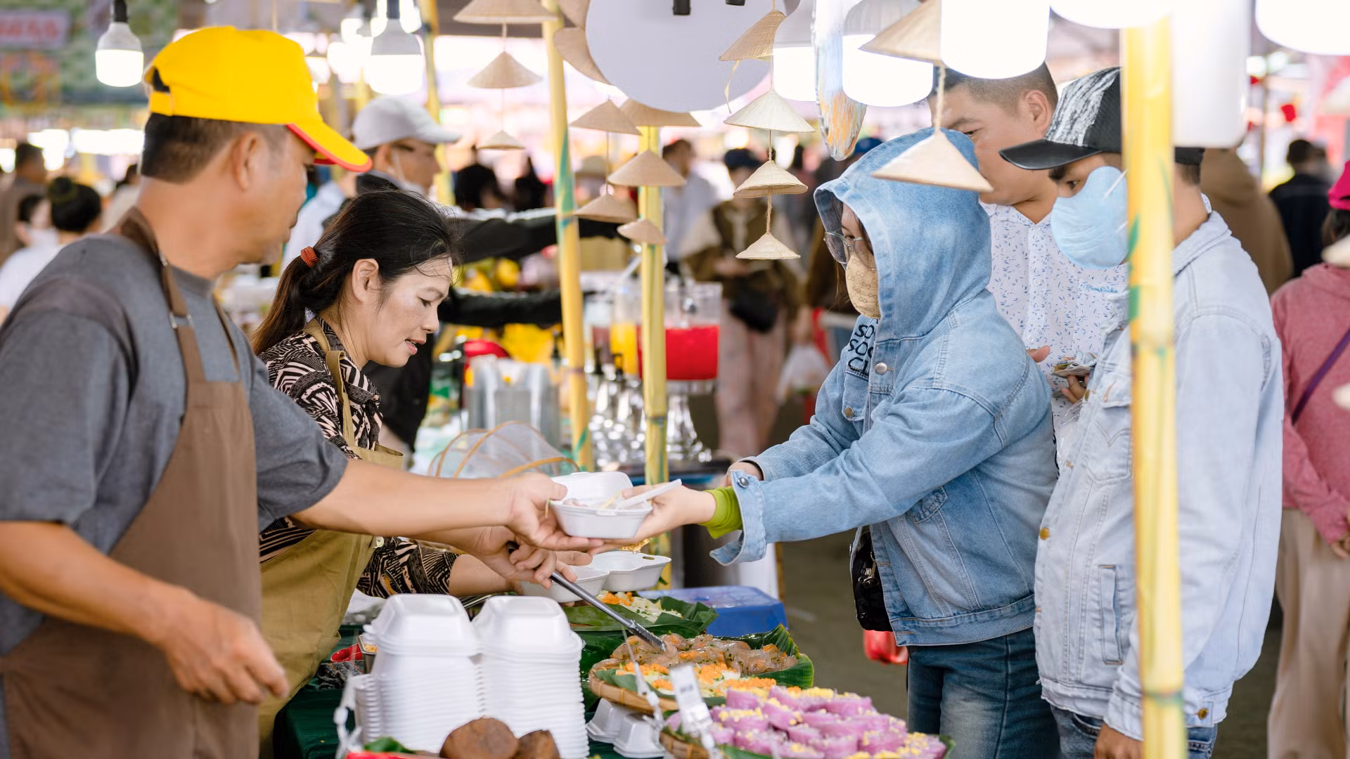 Du khách trải nghiệm các gian hàng quảng bá các loại bánh đặc sản vùng miền.