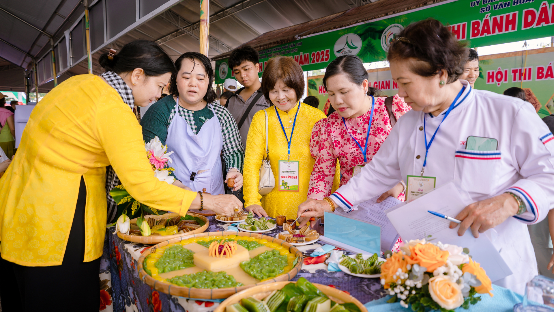 Ban Giám khảo chấm thi cho hàng trăm loại bánh dân gian Nam Bộ lần thứ XII năm 2025.