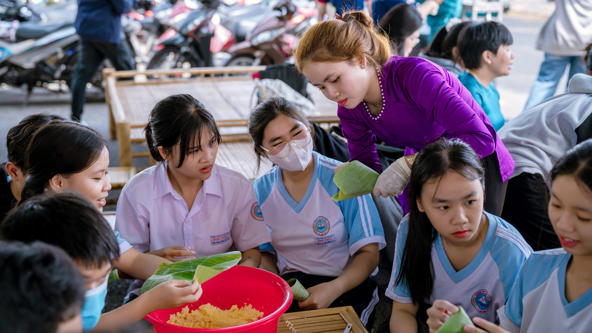 Tuổi trẻ thành phố Cần Thơ thích thú tham gia học hỏi làm bánh dân gian.