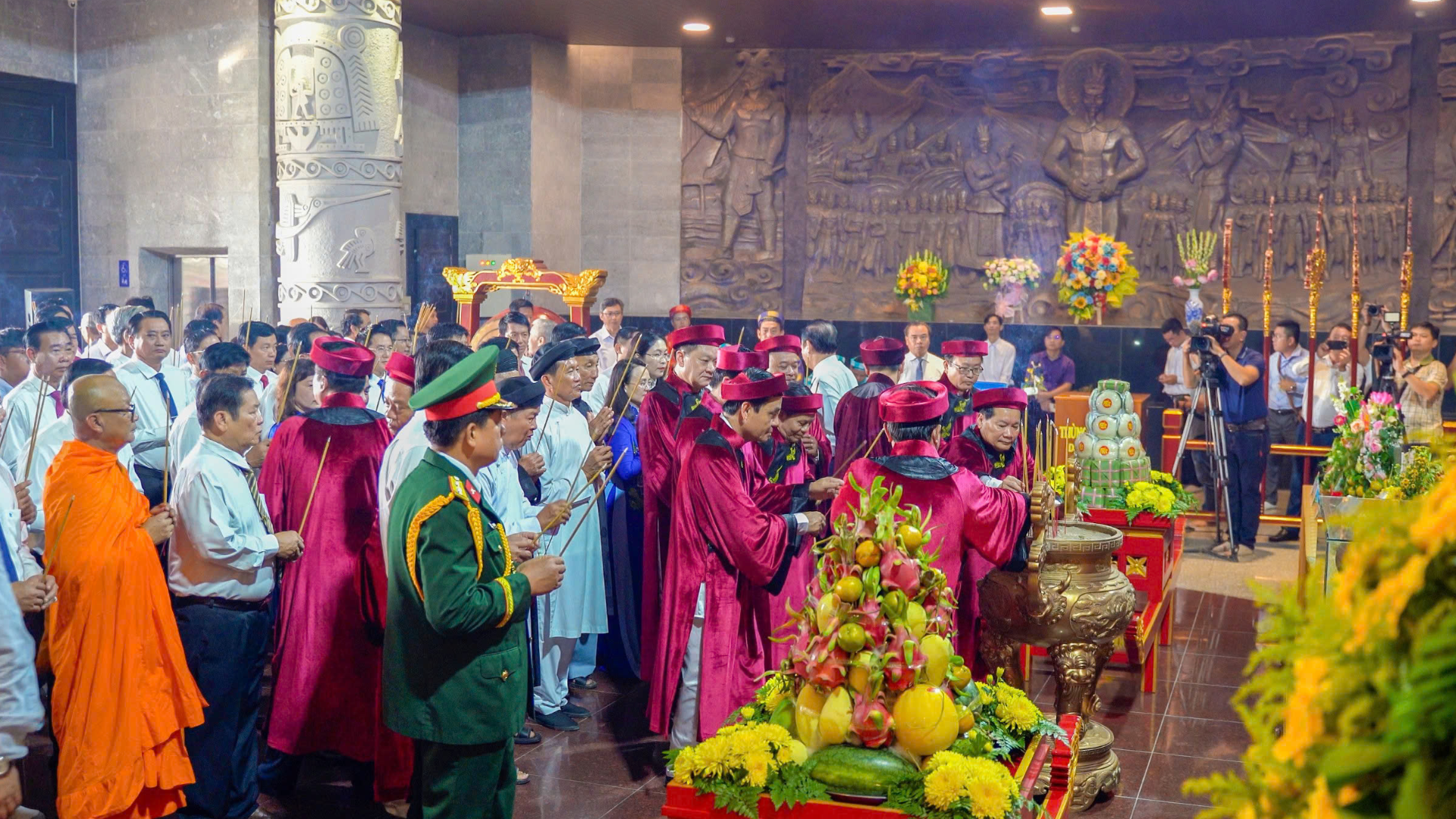 Lãnh đạo thành phố Cần Thơ và đông đảo nhân dân dâng hương Quốc Tổ.