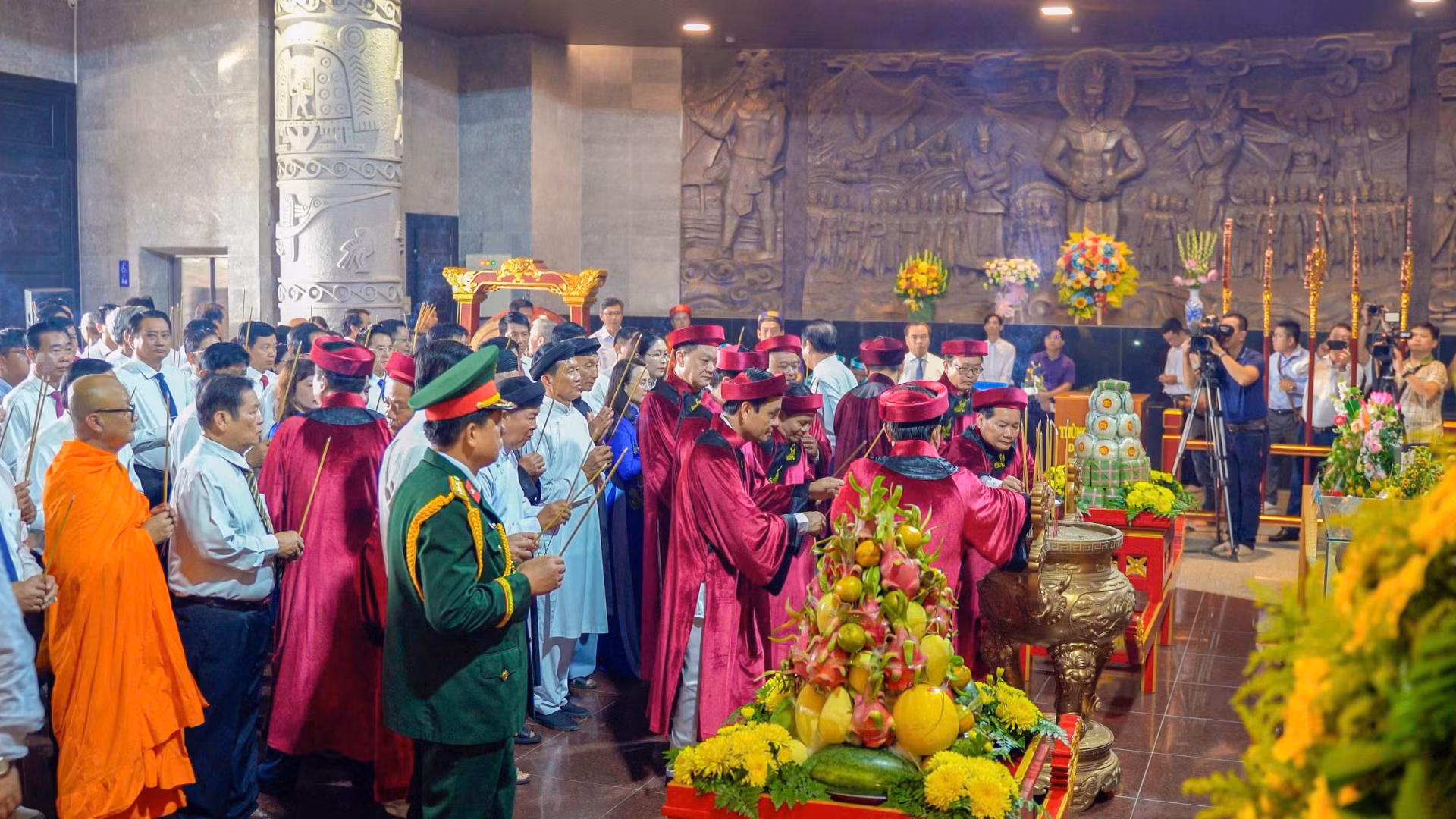 Lãnh đạo thành phố Cần Thơ và đông đảo nhân dân dâng hương Quốc Tổ.