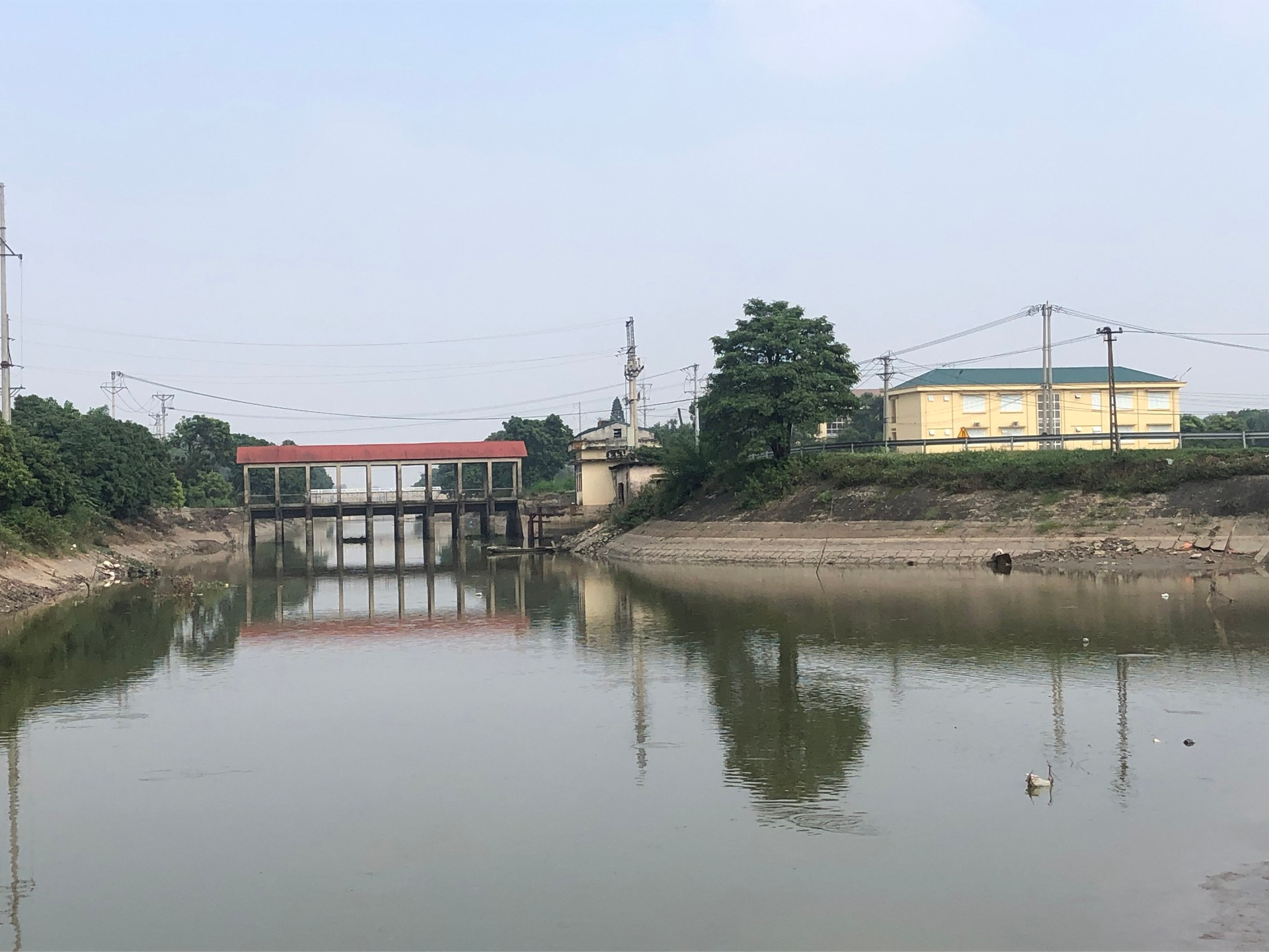 Lòng dẫn trạm bơm Quế 2, huyện Kim Bảng (Hà Nam) bị bồi lắng nhưng thiếu kinh phí để nạo vét. Lòng dẫn trạm bơm Quế 2, huyện Kim Bảng (Hà Nam) bị bồi lắng nhưng thiếu kinh phí để nạo vét.