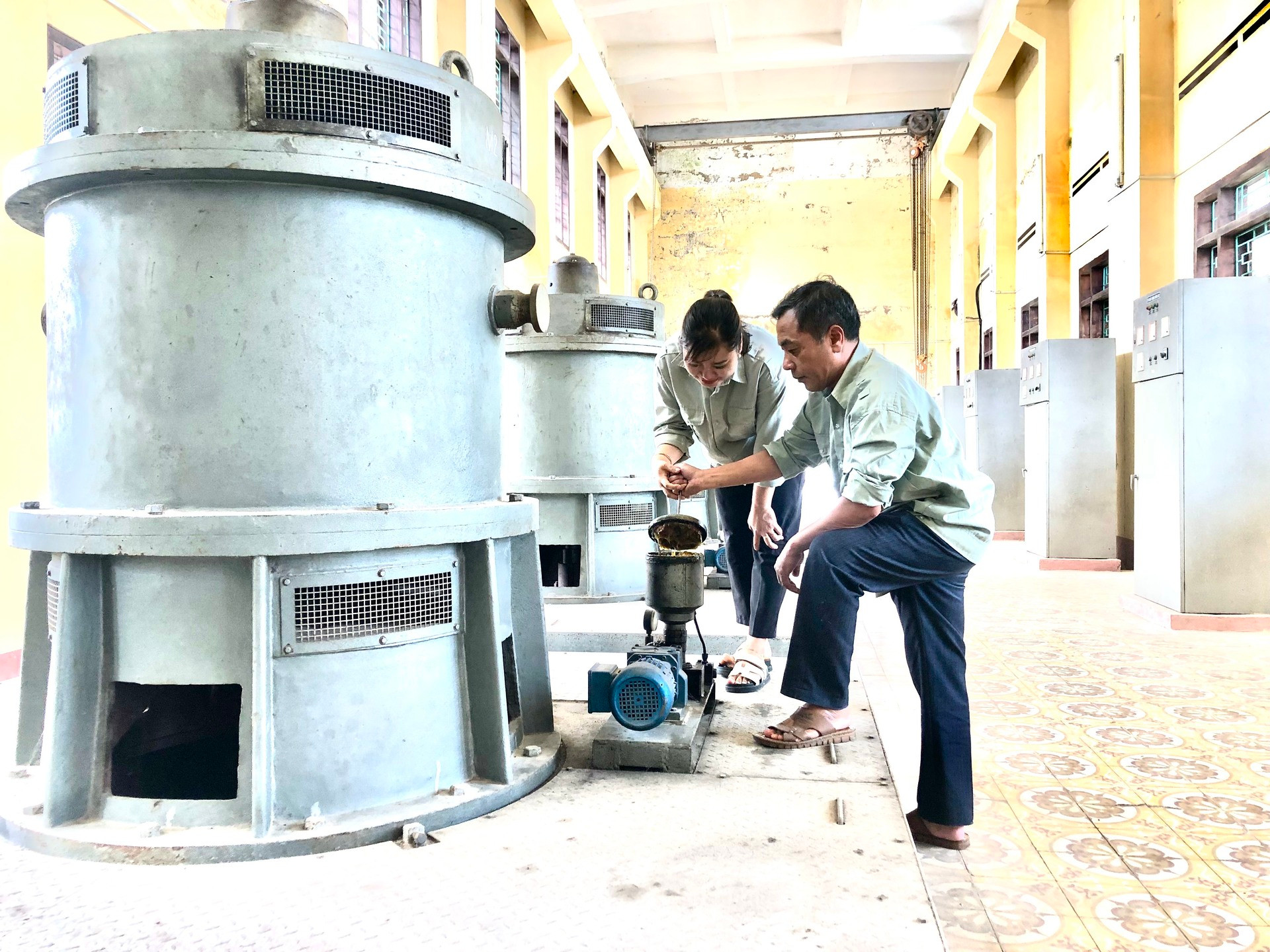 Công nhân Trạm bơm Quế 2, huyện Kim Bảng (Hà Nam) kiểm tra máy móc trước khi vận hành.