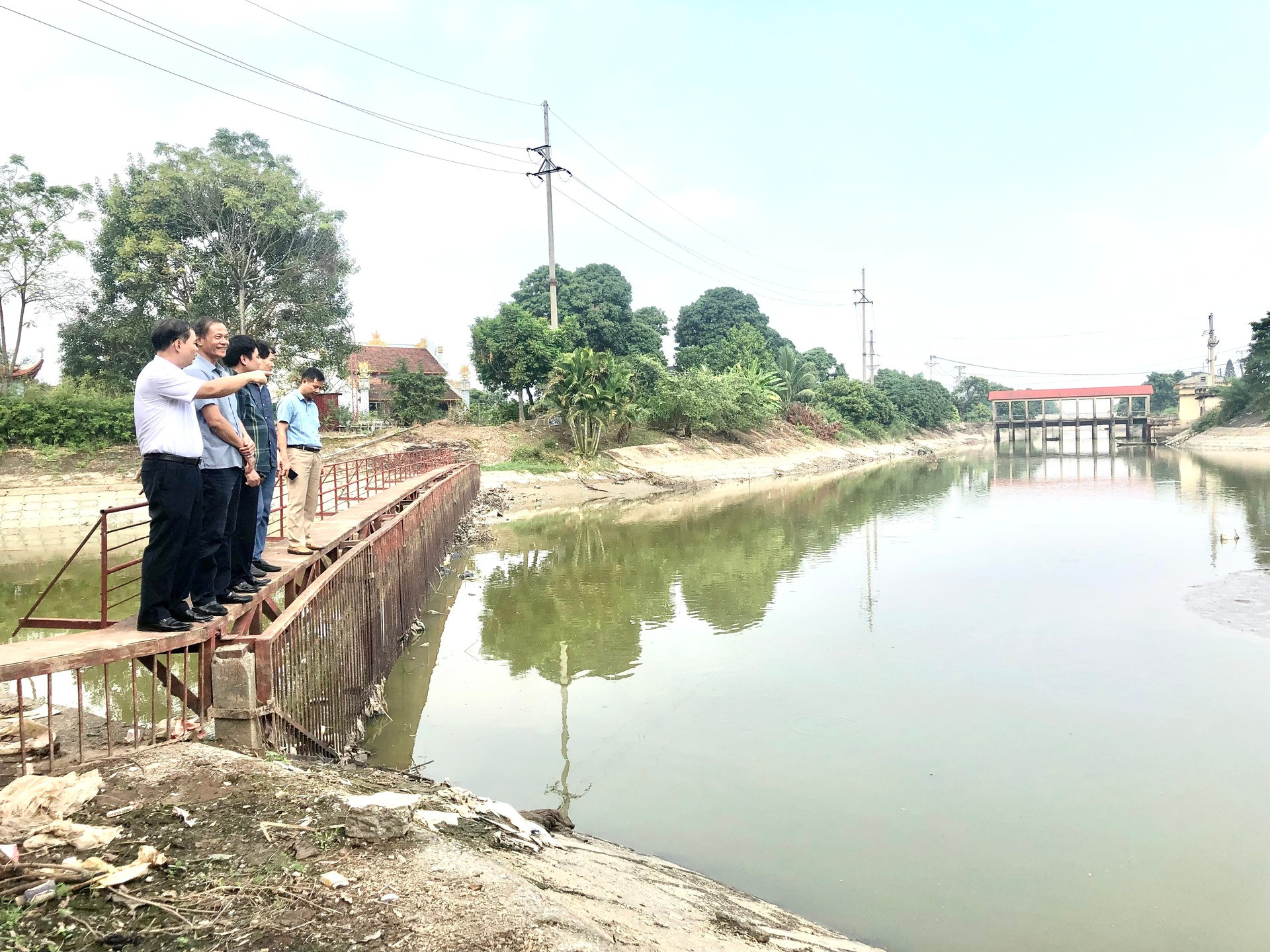 Kiểm tra nguồn nước phục vụ sản xuất tại trạm bơm Quế 2, huyện Kim Bảng (Hà Nam).