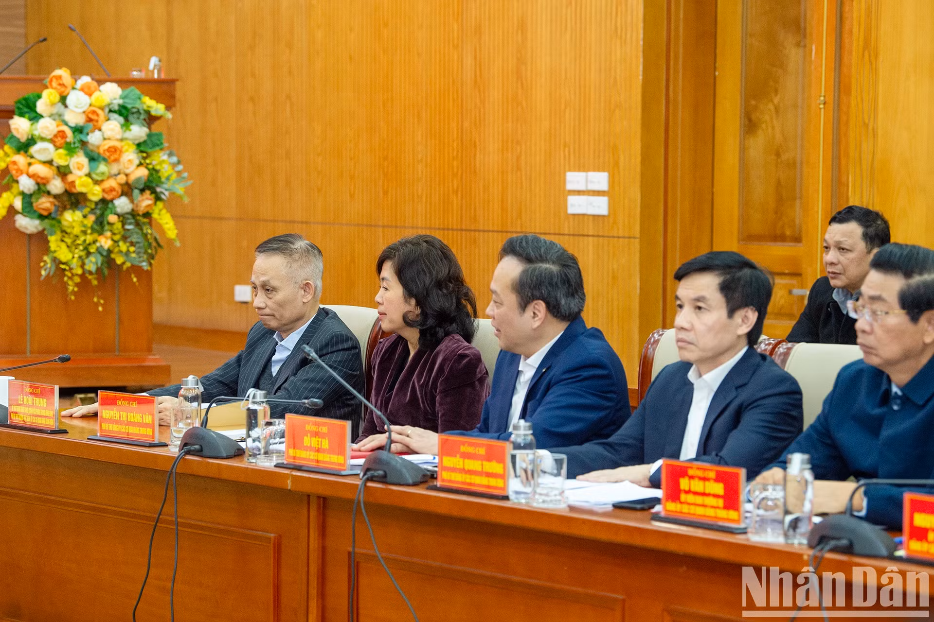 Đồng chí Lê Hoài Trung, Bí thư Trung ương Đảng, Chánh Văn phòng Trung ương Đảng, Phó Bí thư Thường trực Đảng ủy các cơ quan Đảng Trung ương với các đại biểu tại hội nghị.