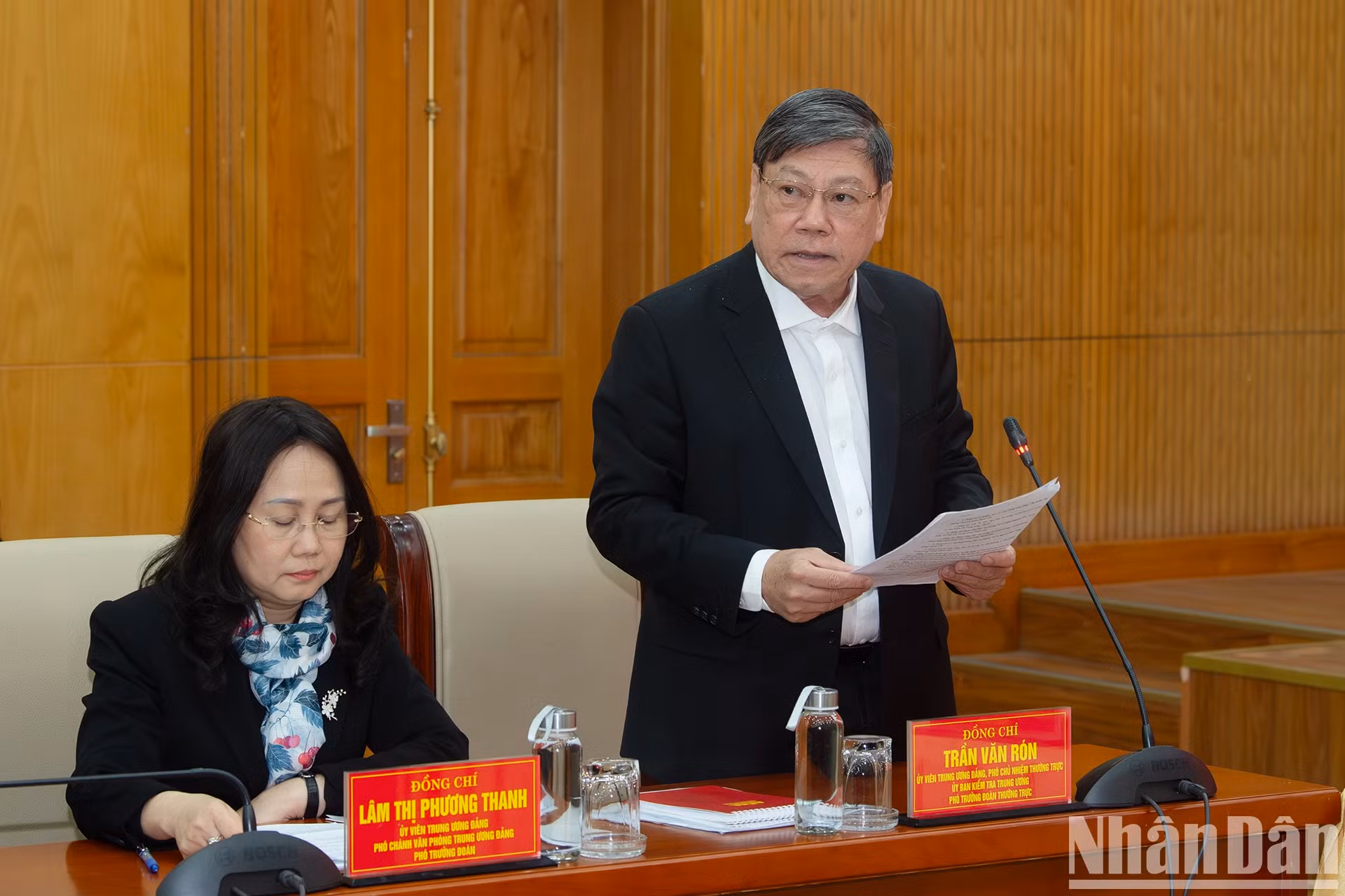 Đồng chí Trần Văn Rón, Ủy viên Trung ương Đảng, Phó Chủ nhiệm Thường trực Ủy ban Kiểm tra Trung ương, Phó Trưởng đoàn Thường trực Đoàn Kiểm tra số 1907 công bố quyết định.