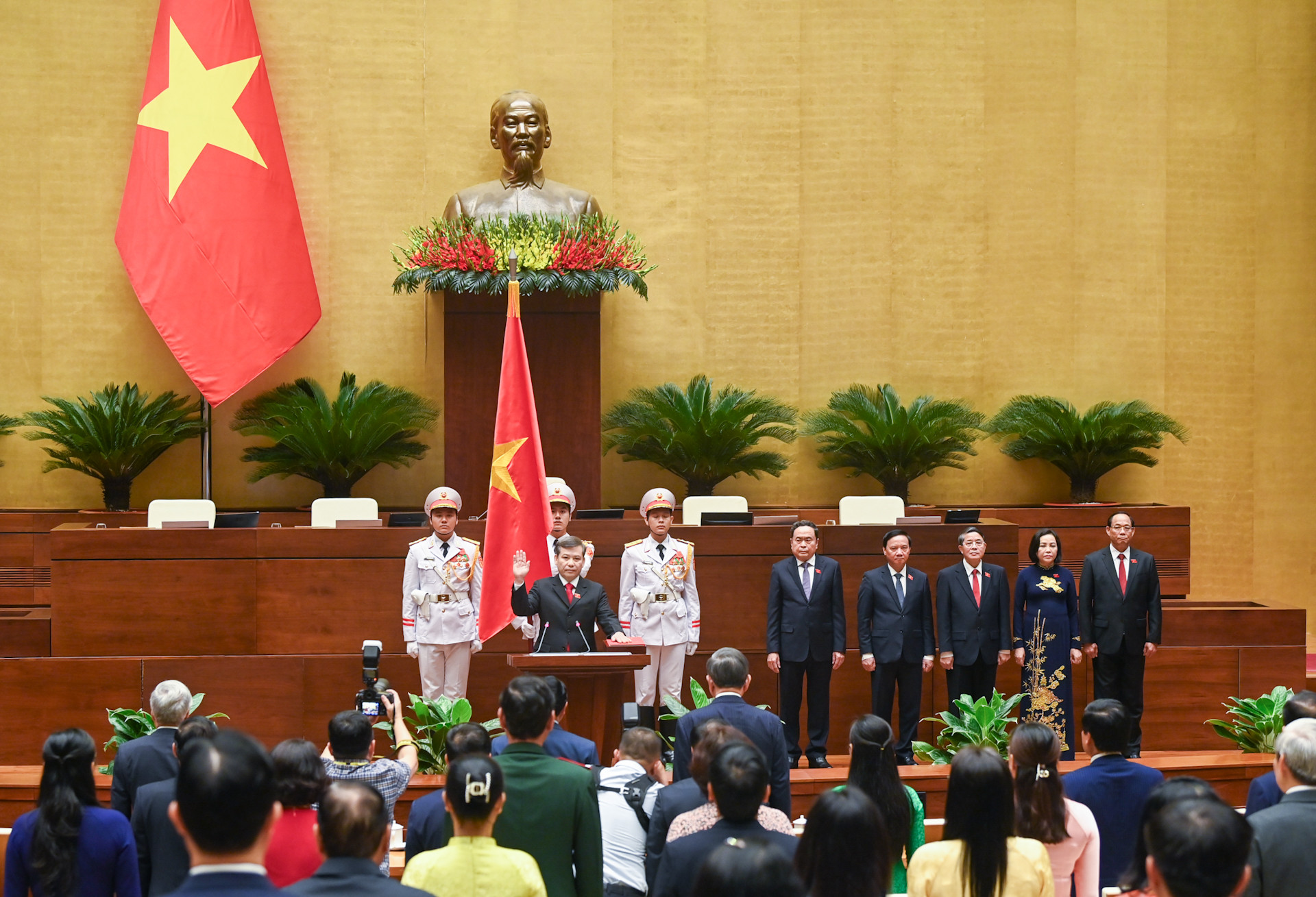 Chánh án Toà án nhân dân tối cao Lê Minh Trí tuyên thệ nhậm chức.