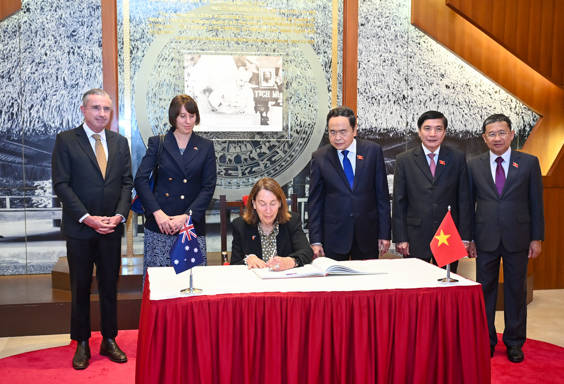 Chủ tịch Thượng viện Australia Sue Lines ghi sổ vàng lưu niệm tại phòng truyền thống Quốc hội Việt Nam.