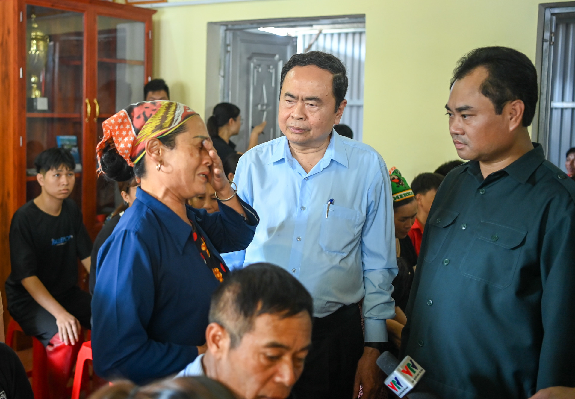 Chủ tịch Quốc hội Trần Thanh Mẫn lắng nghe chia sẻ của người dân bị ảnh hưởng do cơn bão số 3 tại xã Nga My.