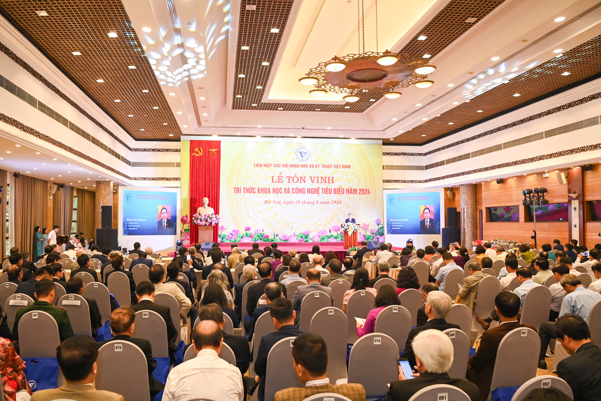 Quang cảnh lễ tôn vinh trí thức khoa học và công nghệ tiêu biểu năm 2024.