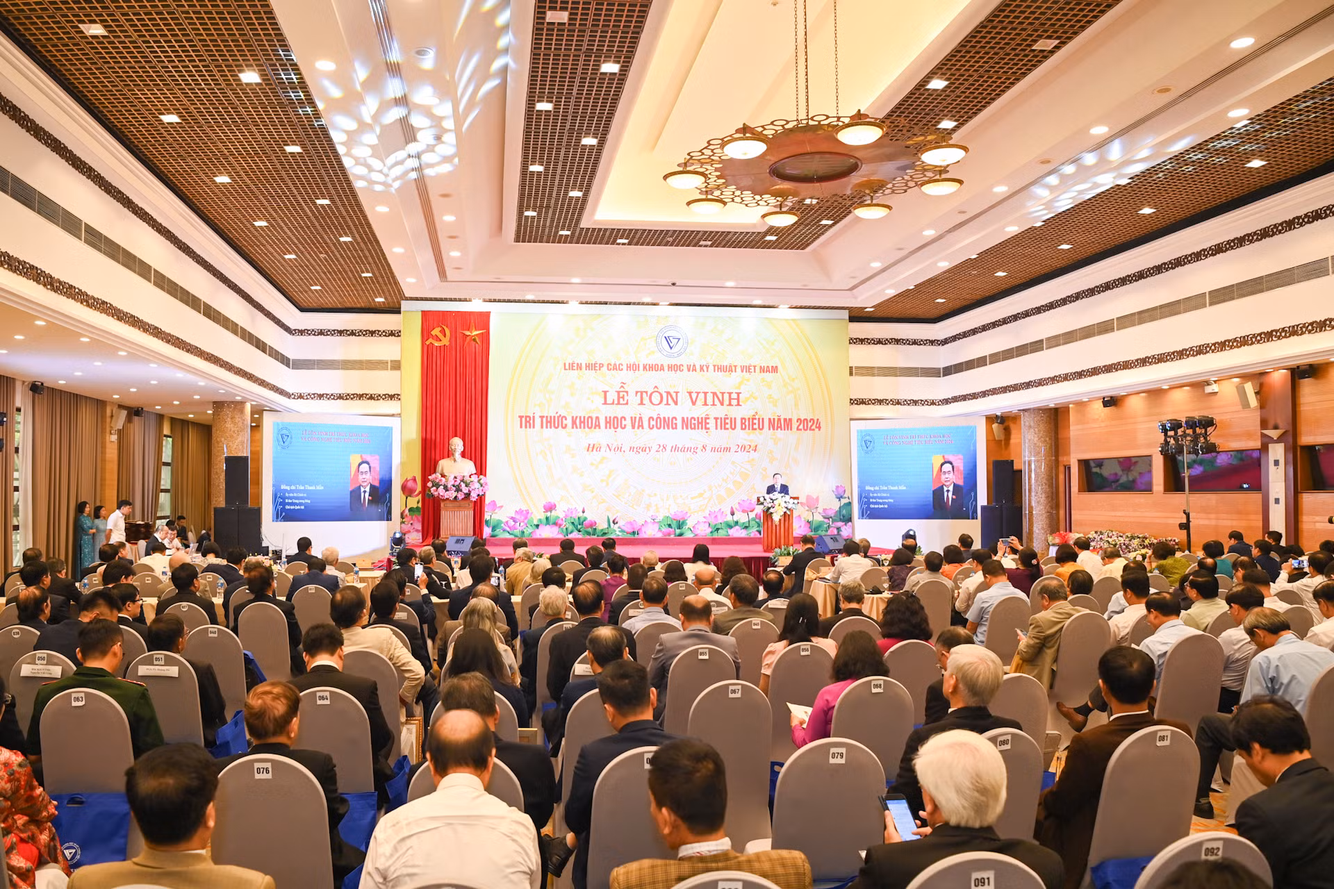 Quang cảnh lễ tôn vinh trí thức khoa học và công nghệ tiêu biểu năm 2024.