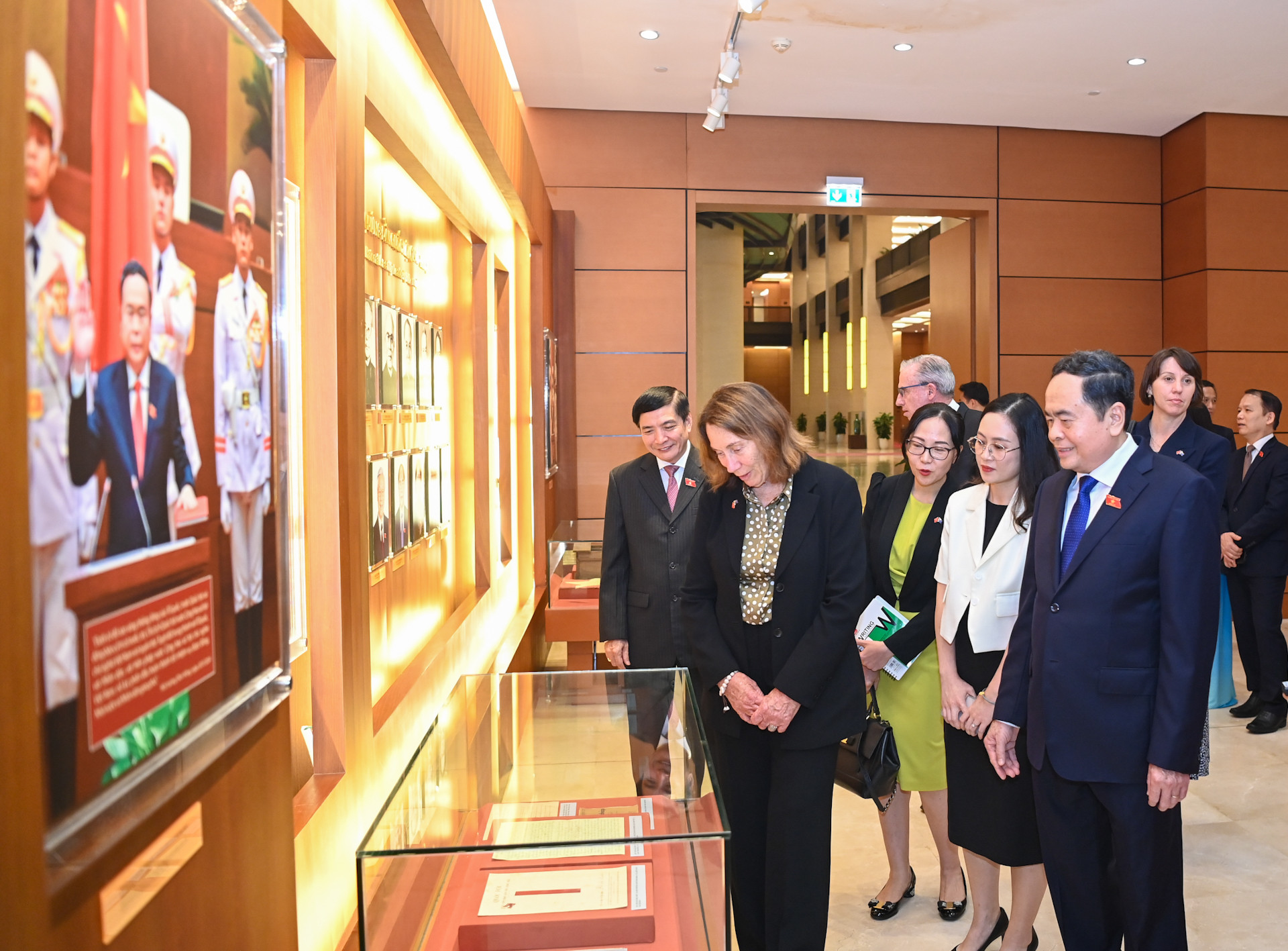 Chủ tịch Thượng viện Australia Sue Lines cùng các đại biểu tham quan phòng truyền thống Quốc hội Việt Nam.