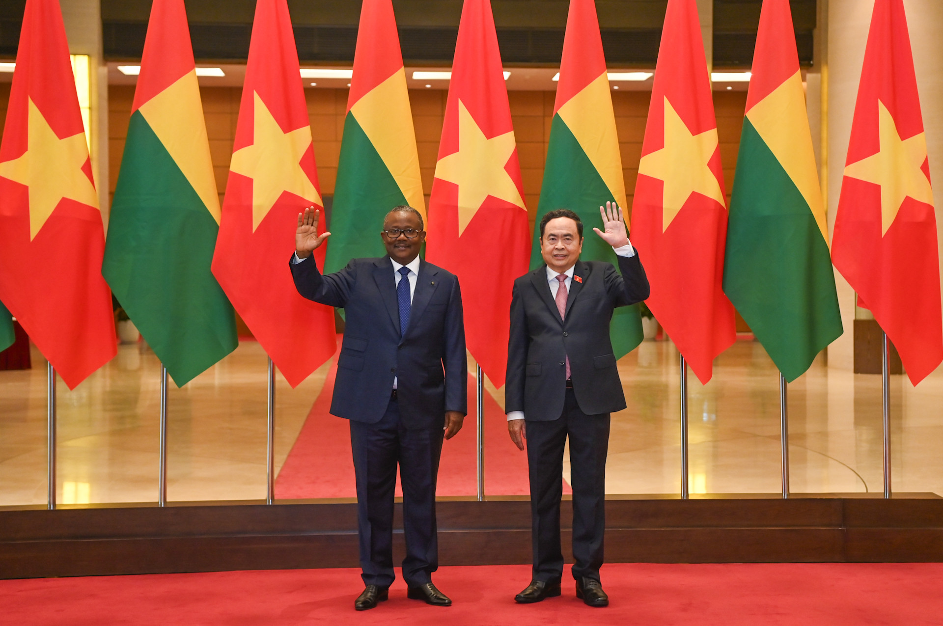 Chủ tịch Quốc hội Trần Thanh Mẫn và Tổng thống Cộng hòa Guinea-Bissau Umaro Sissoco Embaló.