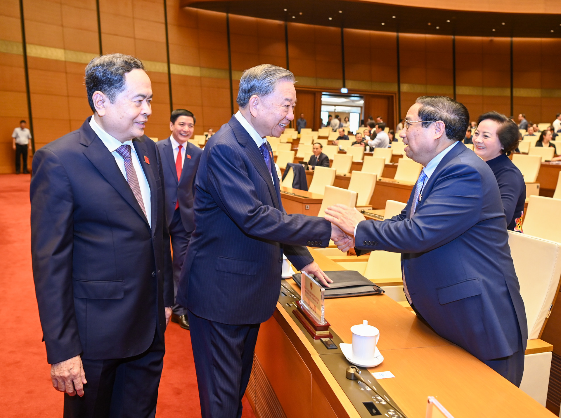 Tổng Bí thư, Chủ tịch nước Tô Lâm, Thủ tướng Phạm Minh Chính, Chủ tịch Quốc hội Trần Thanh Mẫn và các đại biểu tại phiên họp.