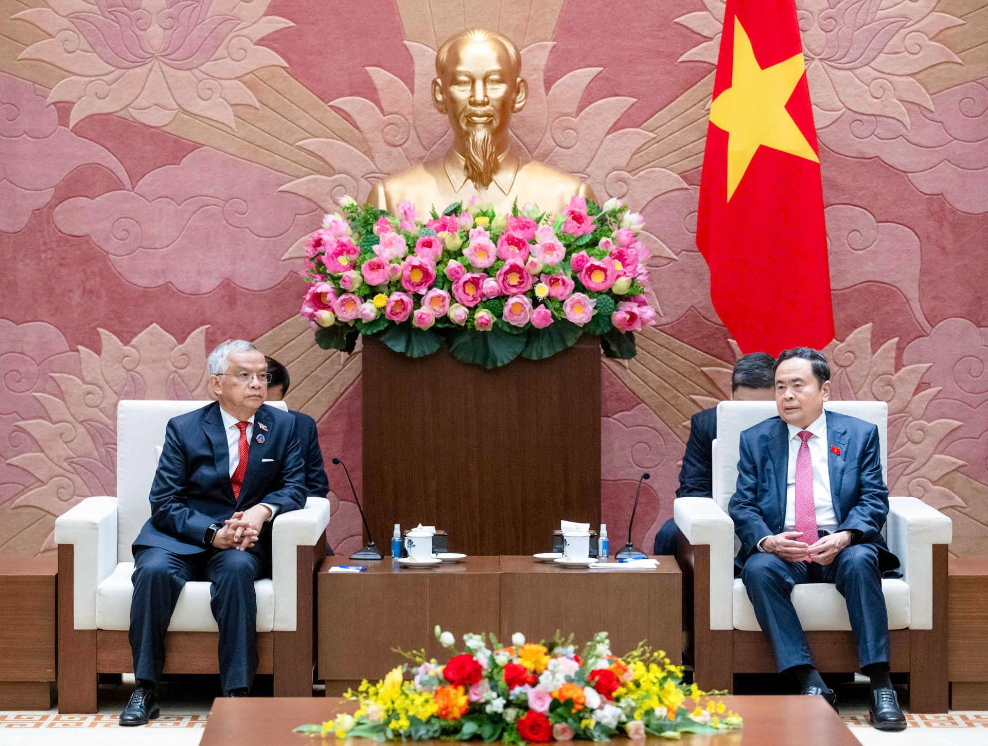 Chủ tịch Quốc hội Trần Thanh Mẫn và Phó Chủ tịch Quốc hội, Chủ tịch Ủy ban Hòa bình và Đoàn kết Lào Sommad Pholsena tại cuộc tiếp.