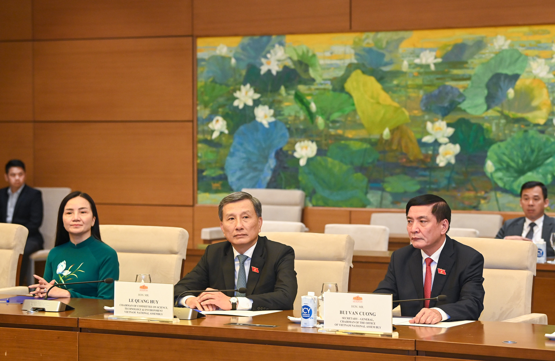 Tổng Thư ký Quốc hội, Chủ nhiệm Văn phòng Quốc hội Bùi Văn Cường, Chủ nhiệm Ủy ban Khoa học, Công nghệ và Môi trường Lê Quang Huy và các đại biểu dự hội kiến.