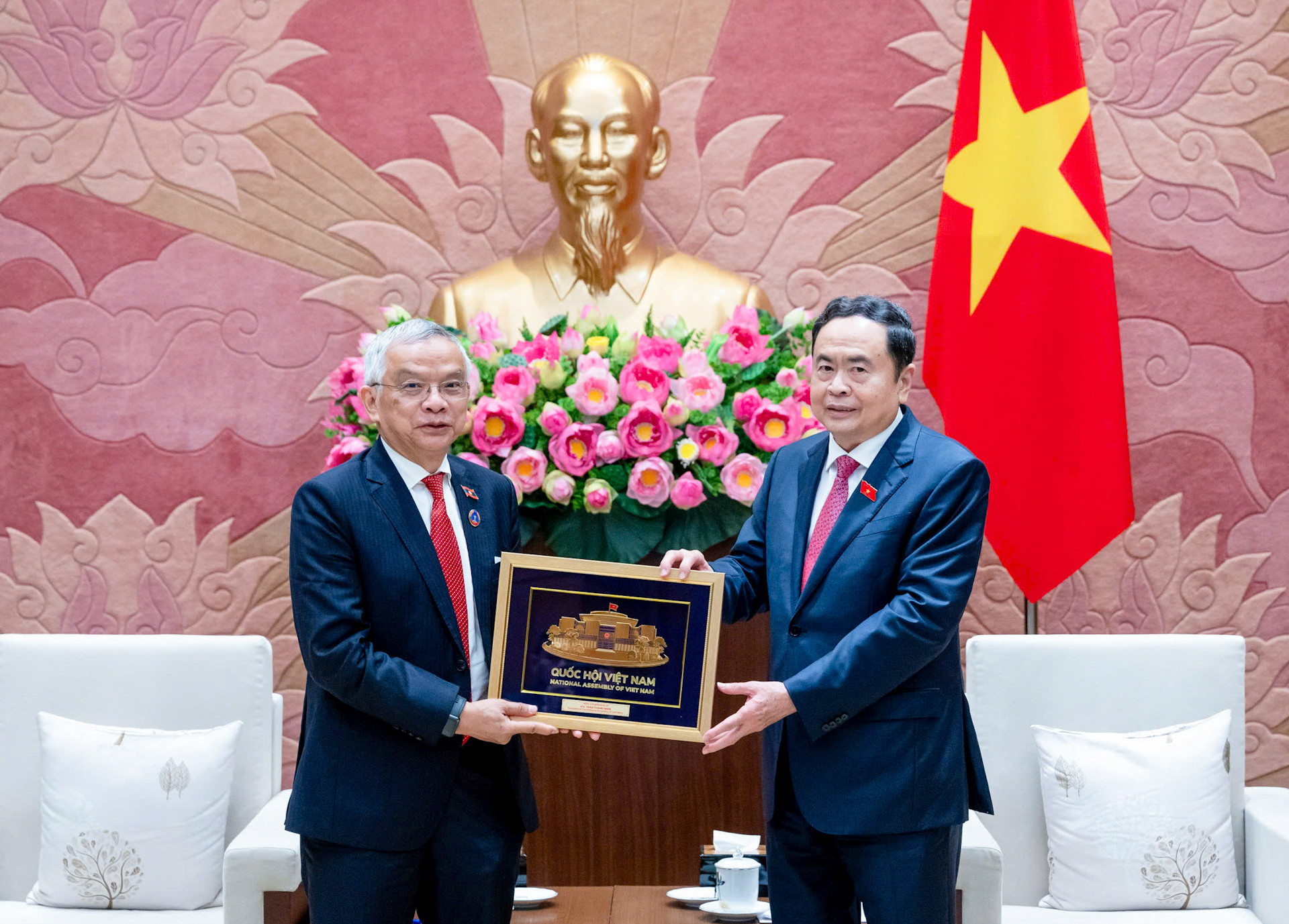 Chủ tịch Quốc hội Trần Thanh Mẫn trao quà lưu niệm, tặng Phó Chủ tịch Quốc hội, Chủ tịch Ủy ban Hòa bình và Đoàn kết Lào Sommad Pholsena.