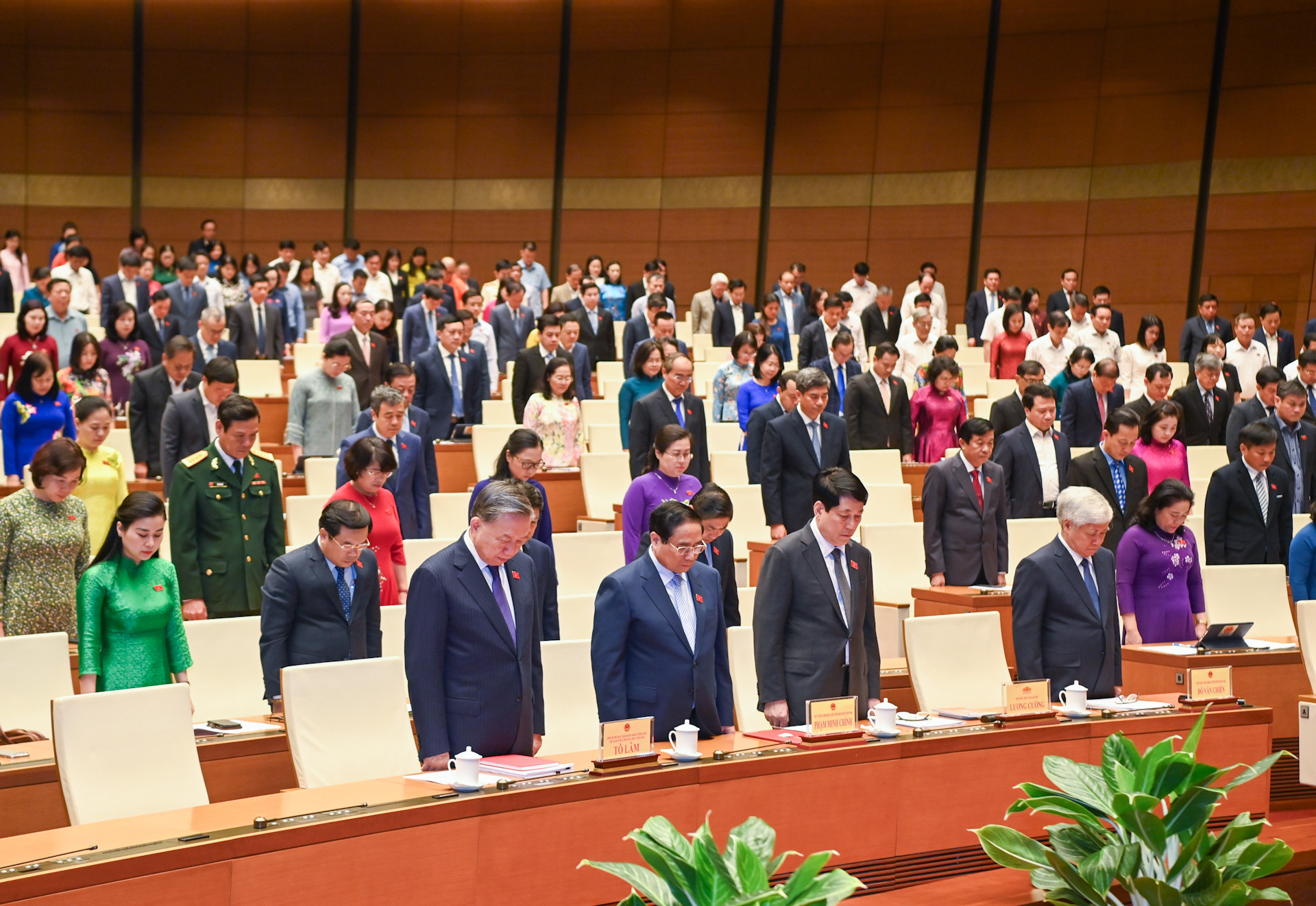 Các đồng chí lãnh đạo Đảng, Nhà nước và các đại biểu Quốc hội dành một phút mặc niệm cố Tổng Bí thư Nguyễn Phú Trọng.