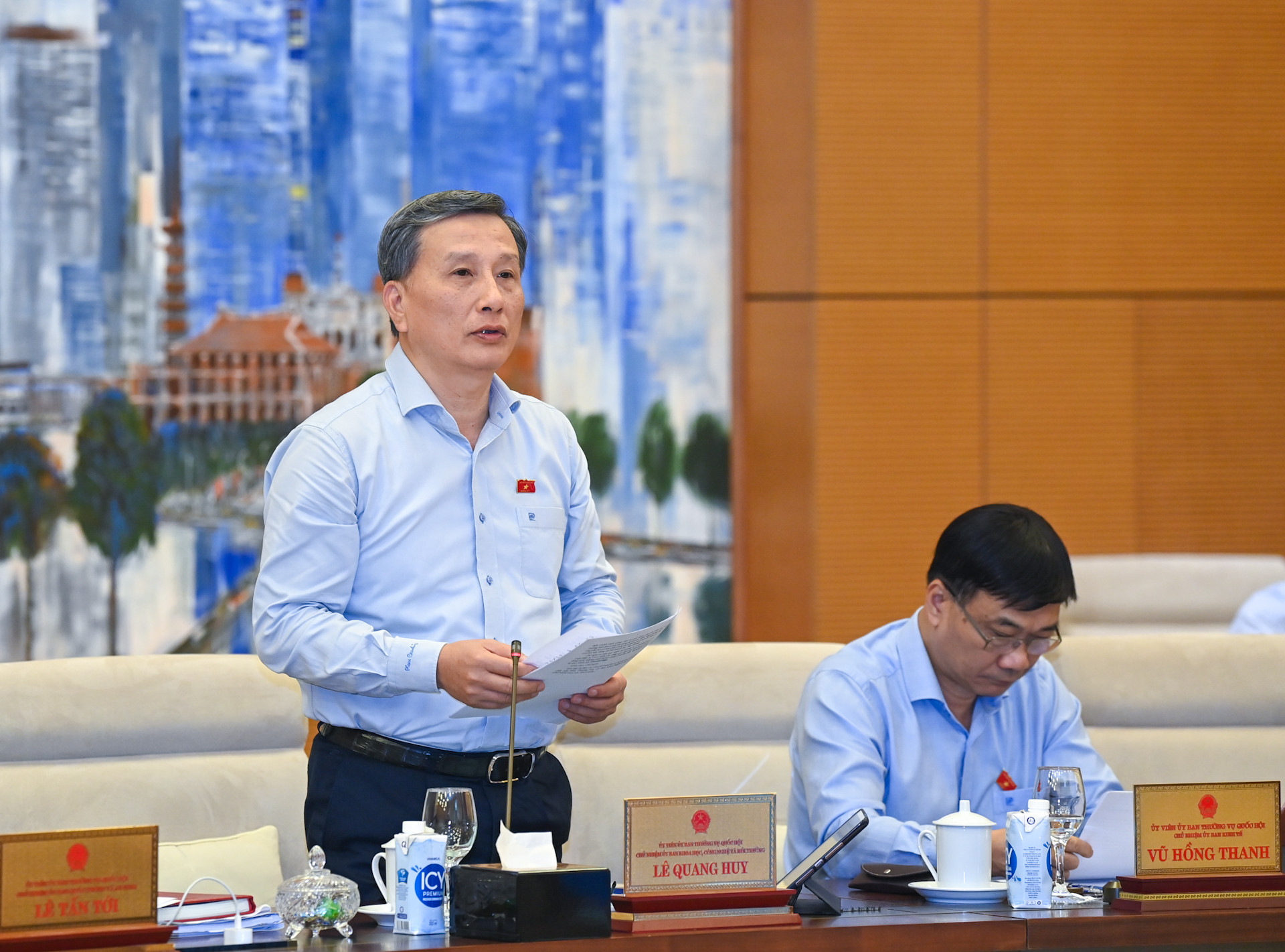 Chủ nhiệm Ủy ban Khoa học, Công nghệ và Môi trường Lê Quang Huy trình bày tóm tắt báo cáo thẩm tra.