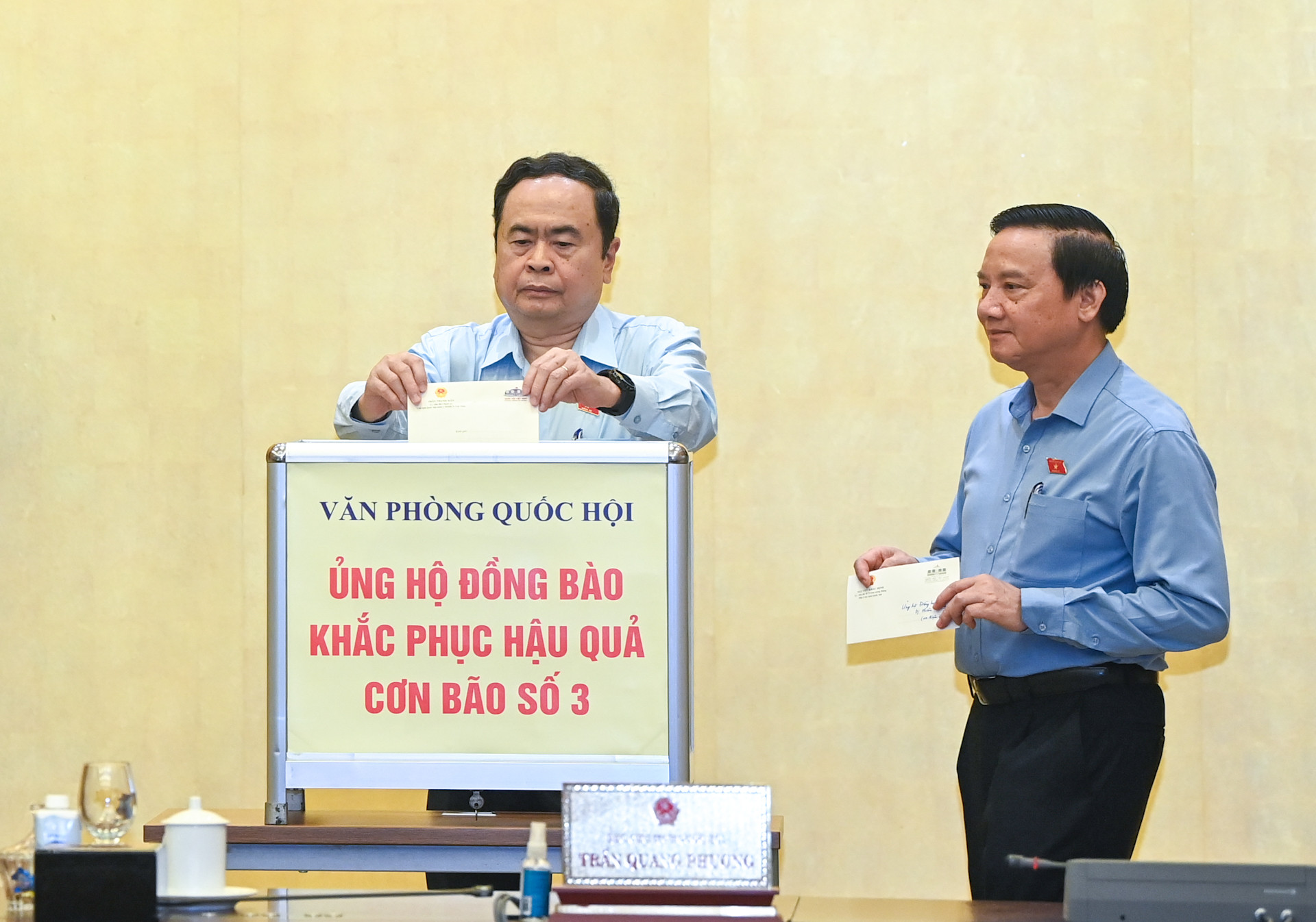 Chủ tịch Quốc hội Trần Thanh Mẫn và các Phó Chủ tịch Quốc hội quyên góp ủng hộ đồng bào khắc phục hậu quả cơn bão số 3.