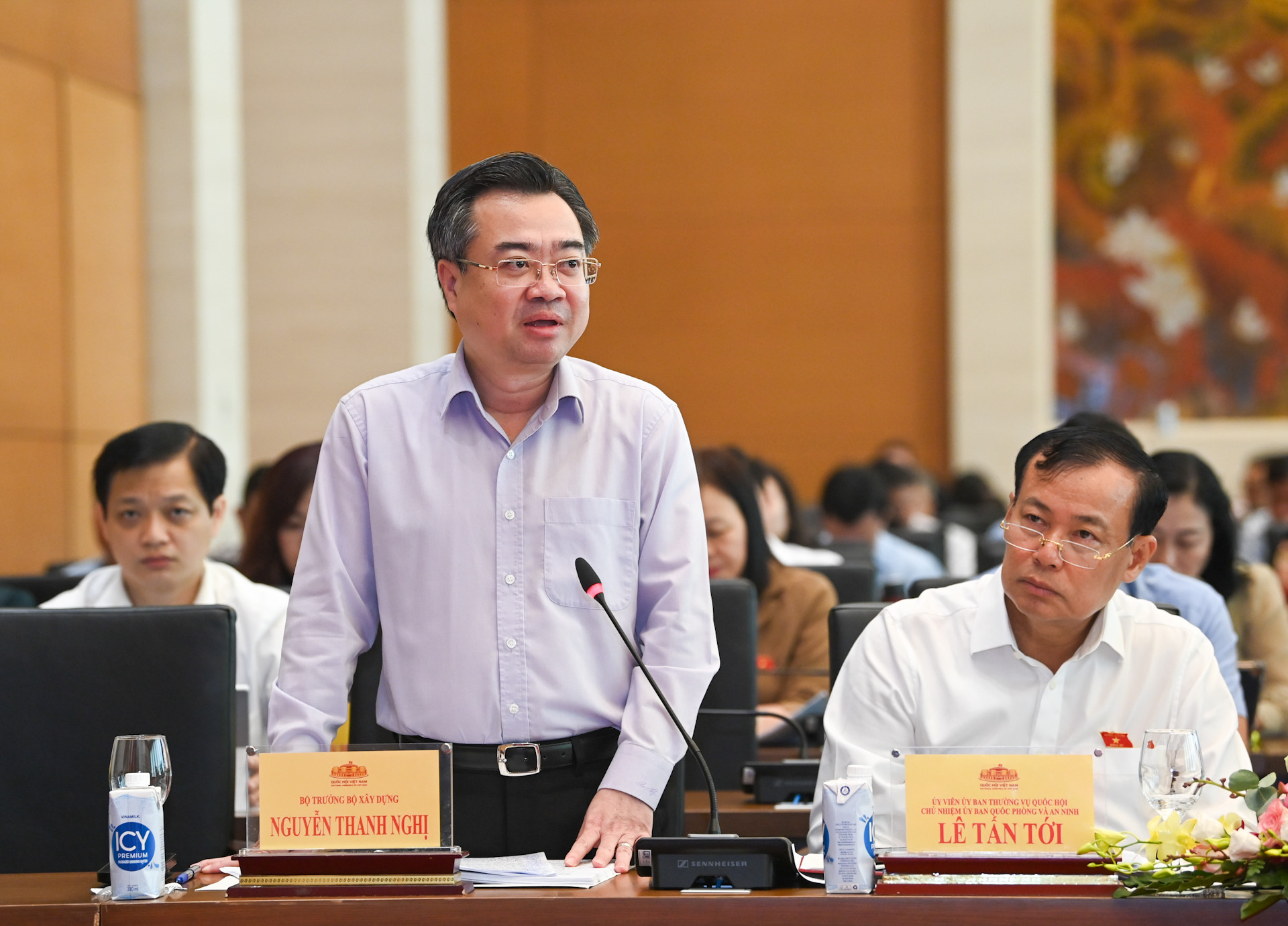 Bộ trưởng Xây dựng Nguyễn Thanh Nghị báo cáo, làm rõ một số vấn đề đại biểu Quốc hội nêu.