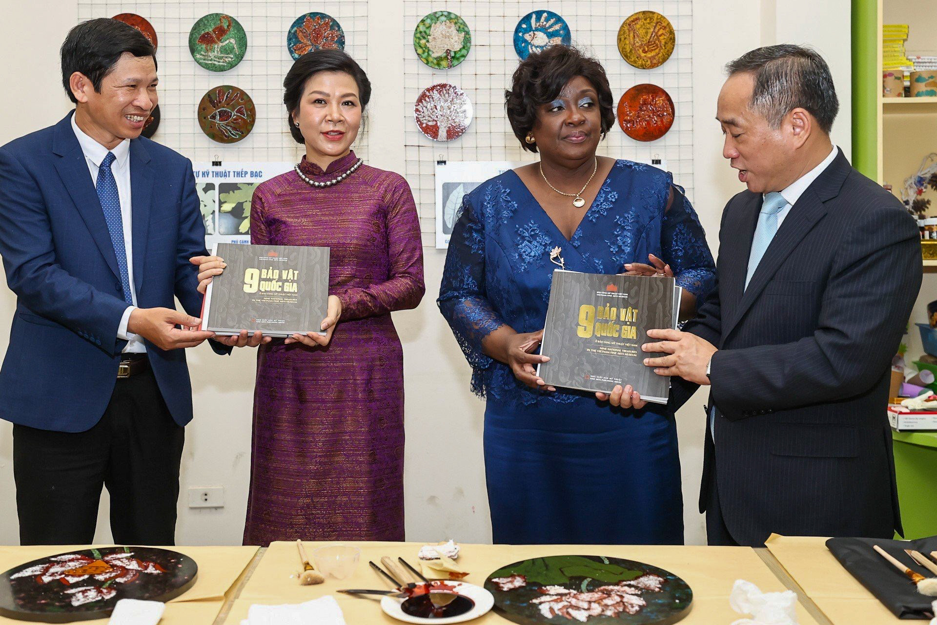 Đại diện lãnh đạo Bảo tàng Mỹ thuật Việt Nam trao quà lưu niệm, tặng hai Phu nhân.