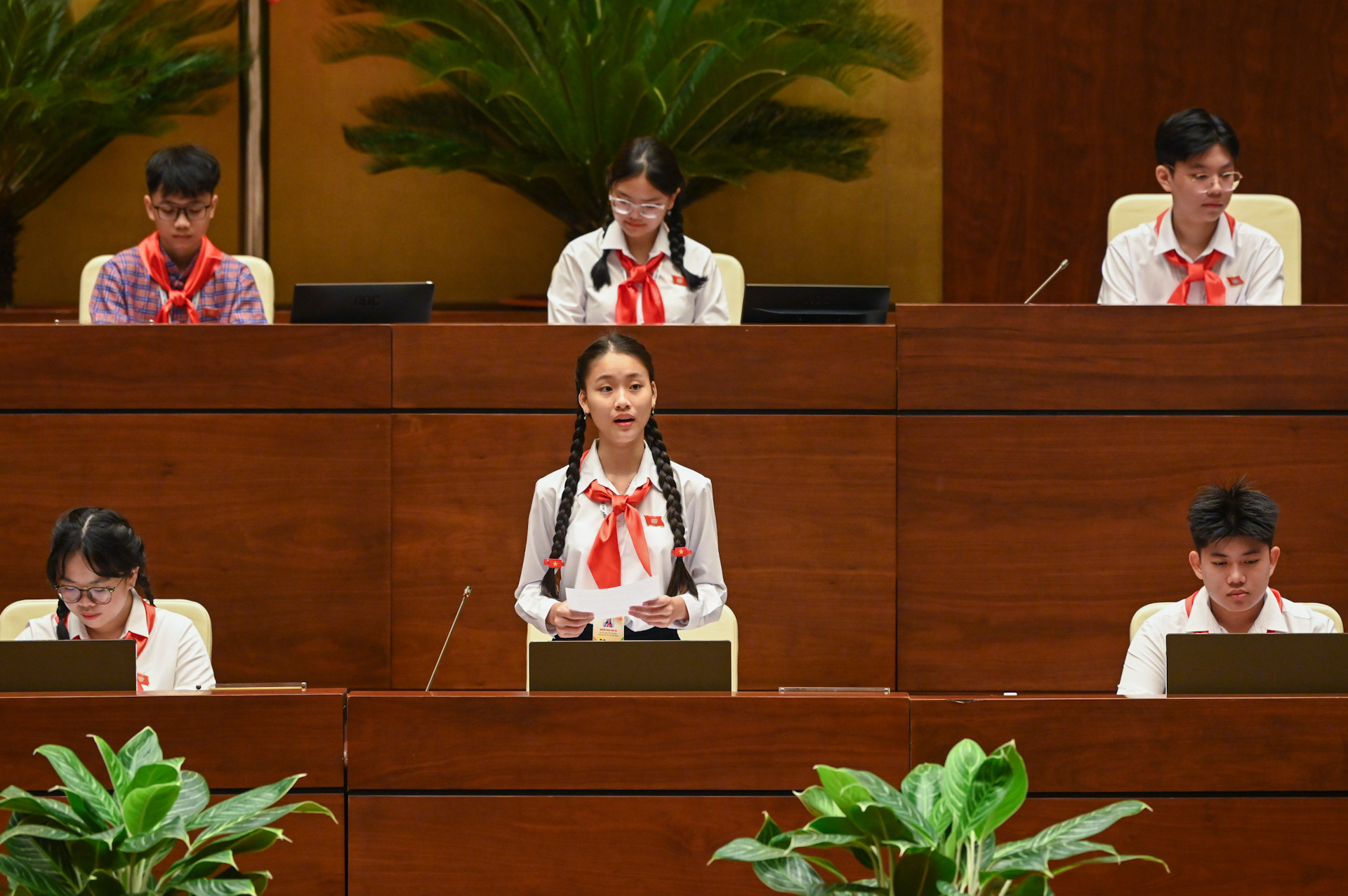 Bộ trưởng Y tế trẻ em trả lời câu hỏi chất vấn của đại biểu “Quốc hội trẻ em”. Bộ trưởng Y tế trẻ em trả lời câu hỏi chất vấn của đại biểu “Quốc hội trẻ em”.