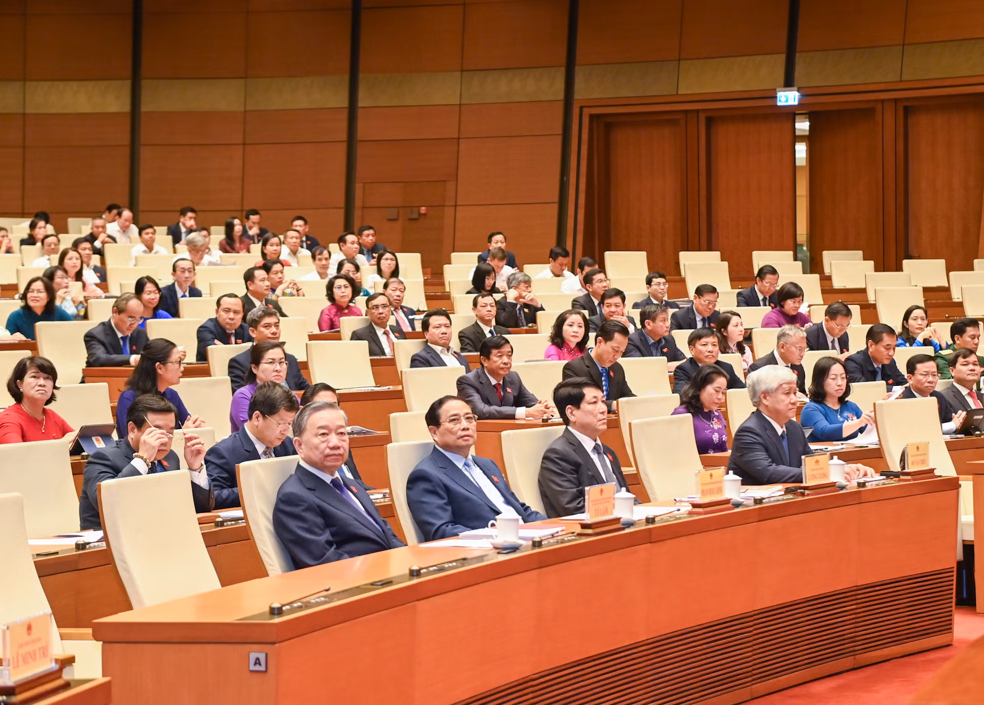 Tổng Bí thư, Chủ tịch nước Tô Lâm, Thủ tướng Phạm Minh Chính, Thường trực Ban Bí thư Lương Cường cùng các đồng chí lãnh đạo Đảng, Nhà nước và đại biểu dự phiên họp.