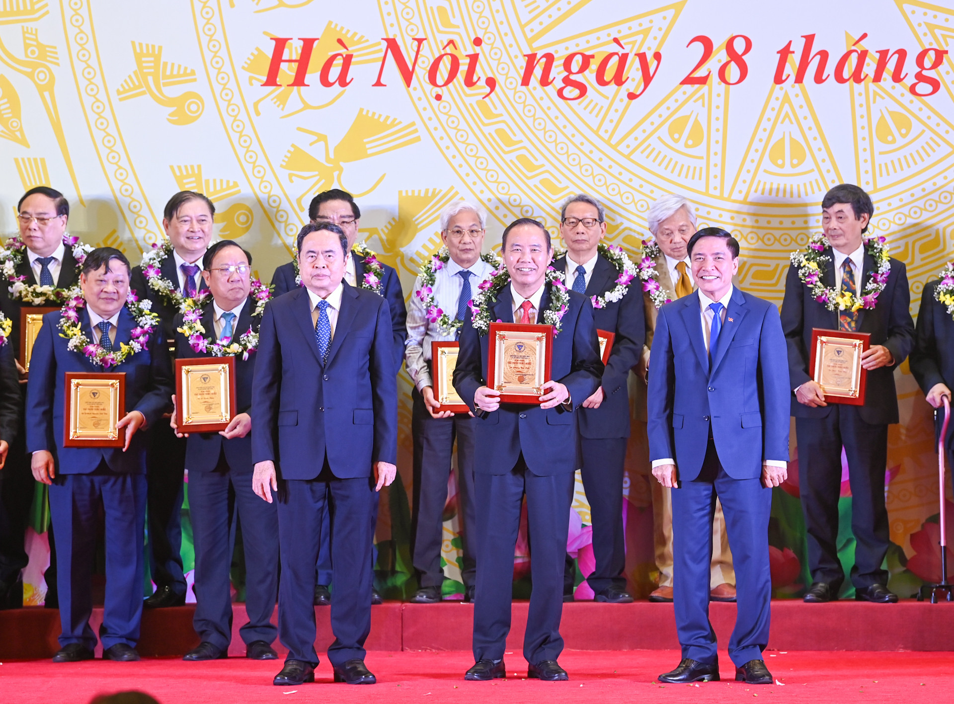 Chủ tịch Quốc hội Trần Thanh Mẫn và Tổng Thư ký Quốc hội, Chủ nhiệm Văn phòng Quốc hội Bùi Văn Cường trao biểu trưng, tặng hoa các trí thức khoa học và công nghệ tiêu biểu năm 2024.
