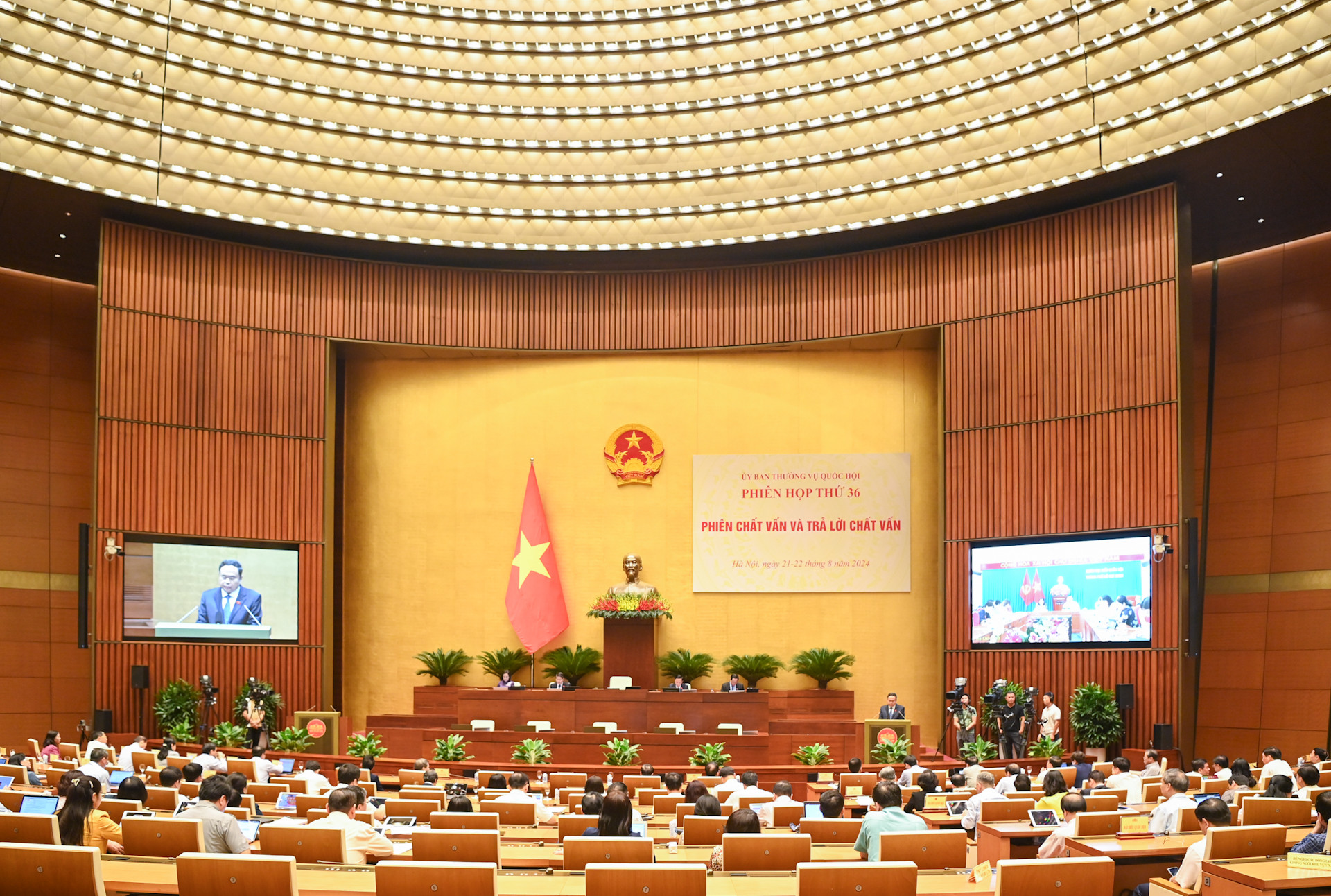 Trong sáng 22/8, Ủy ban Thường vụ Quốc hội tiếp tục tổ chức chất vấn và trả lời chất vấn đối với nhóm lĩnh vực thứ hai, gồm các lĩnh vực: tư pháp; nội vụ; an ninh, trật tự, an toàn xã hội; thanh tra, tòa án, kiểm sát.
