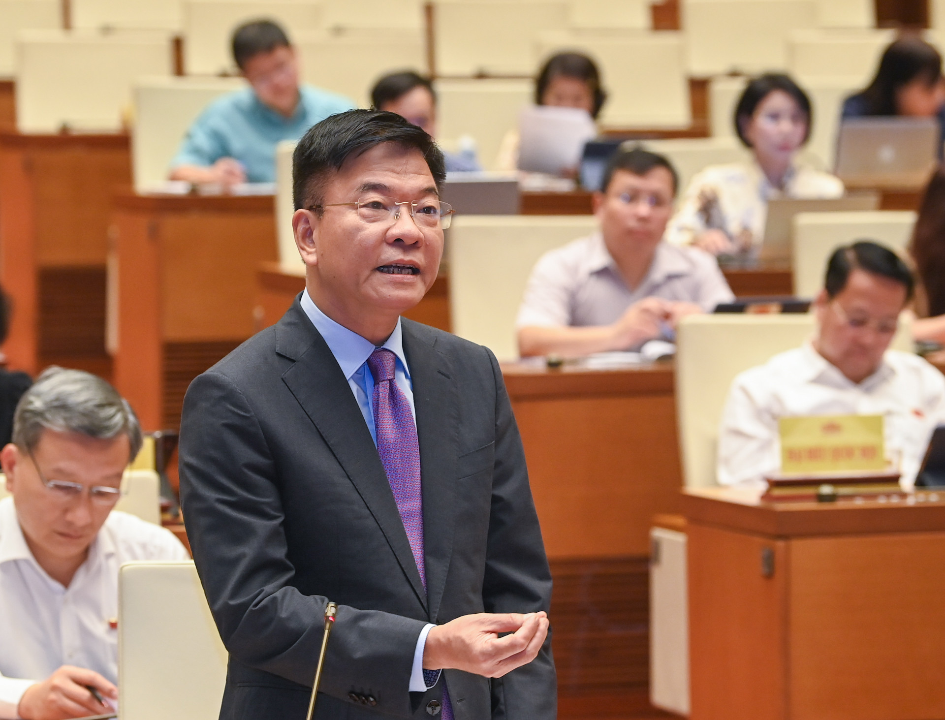 Phó Thủ tướng Chính phủ, Bộ trưởng Tư pháp Lê Thành Long trả lời chất vấn các vấn đề đại biểu Quốc hội nêu.