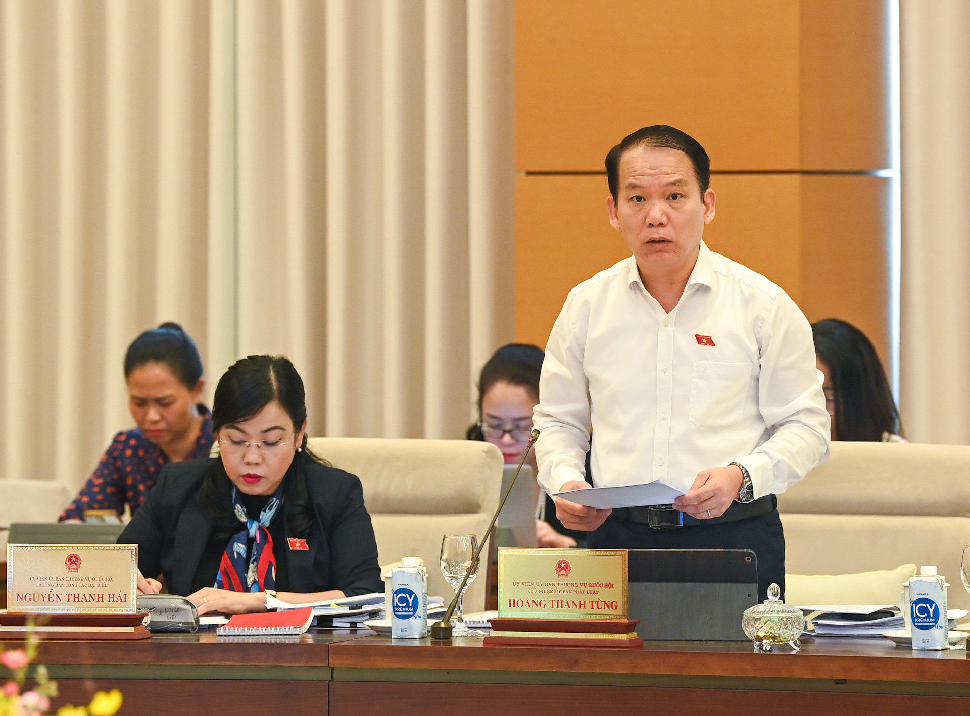 Chủ nhiệm Ủy ban Pháp luật Hoàng Thanh Tùng trình bày báo cáo của Đoàn giám sát. Chủ nhiệm Ủy ban Pháp luật Hoàng Thanh Tùng trình bày báo cáo của Đoàn giám sát.